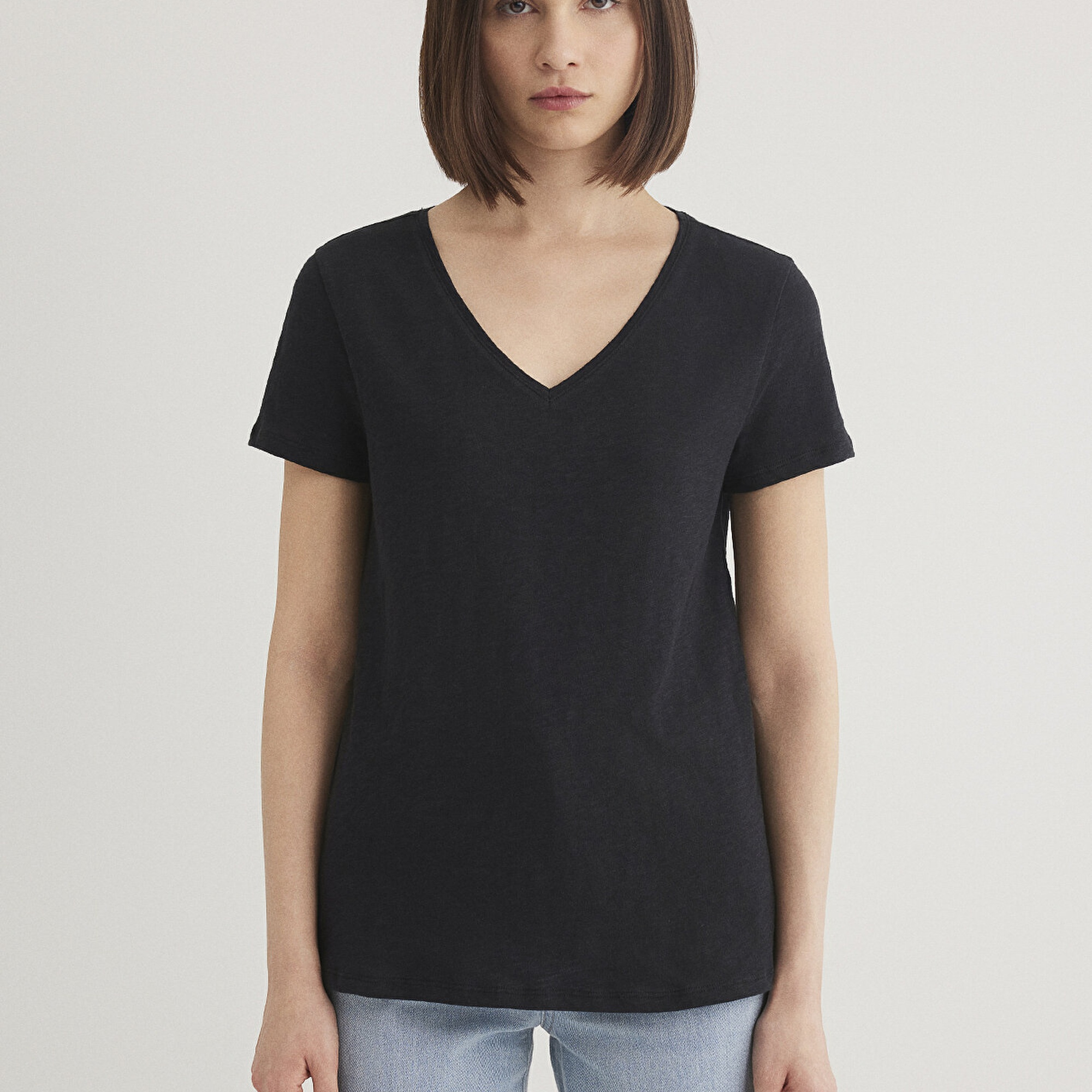 Mavi V Yaka Flamlı Siyah Basic Tişört Slim Fit / Dar Kesim 168260-900