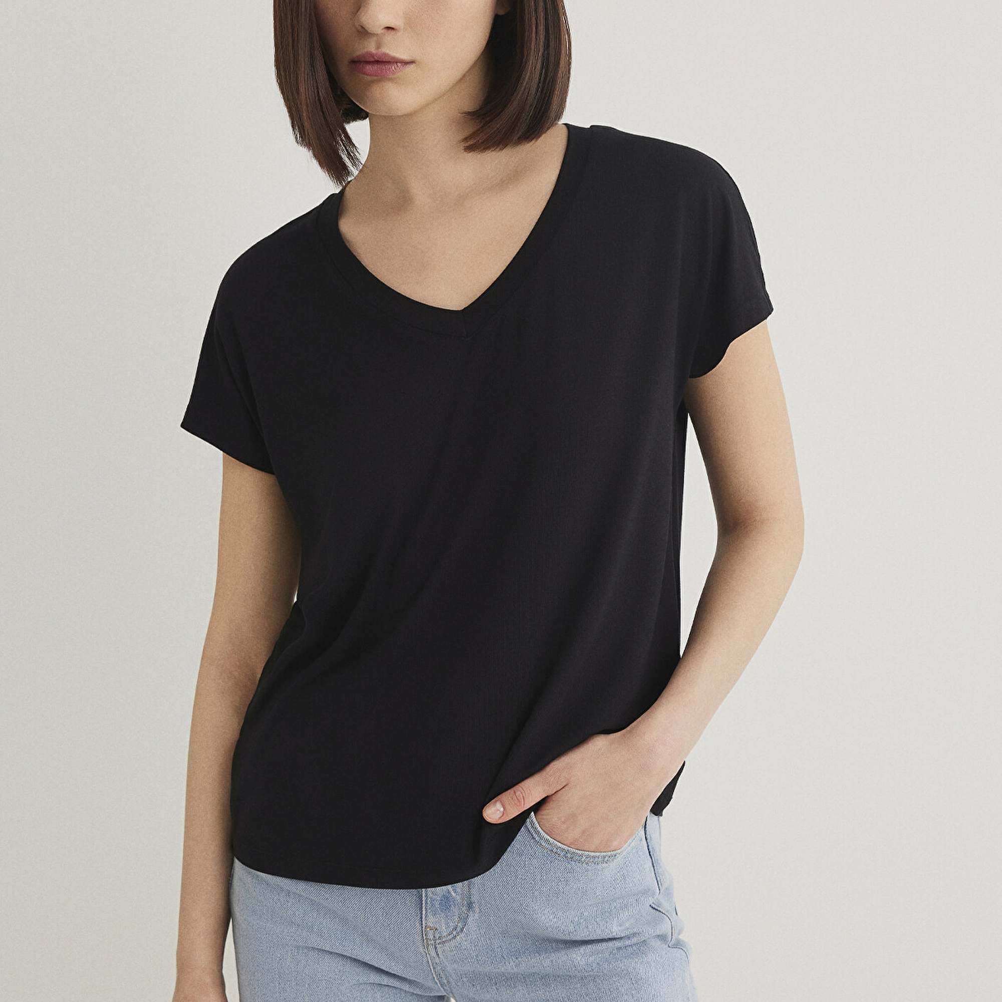 Mavi V Yaka Siyah Basic Viskoz Tişört Regular Fit / Normal Kesim 167714-900