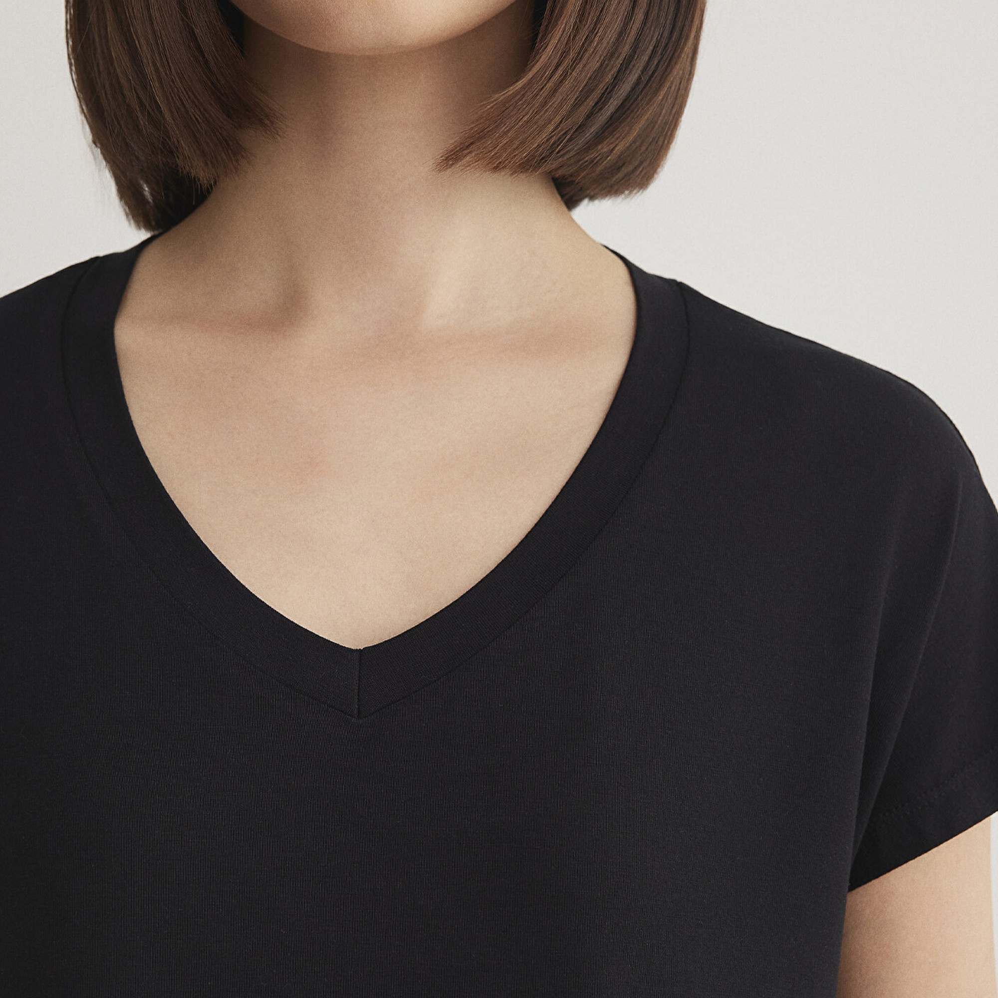 Mavi V Yaka Siyah Basic Viskoz Tişört Regular Fit / Normal Kesim 167714-900