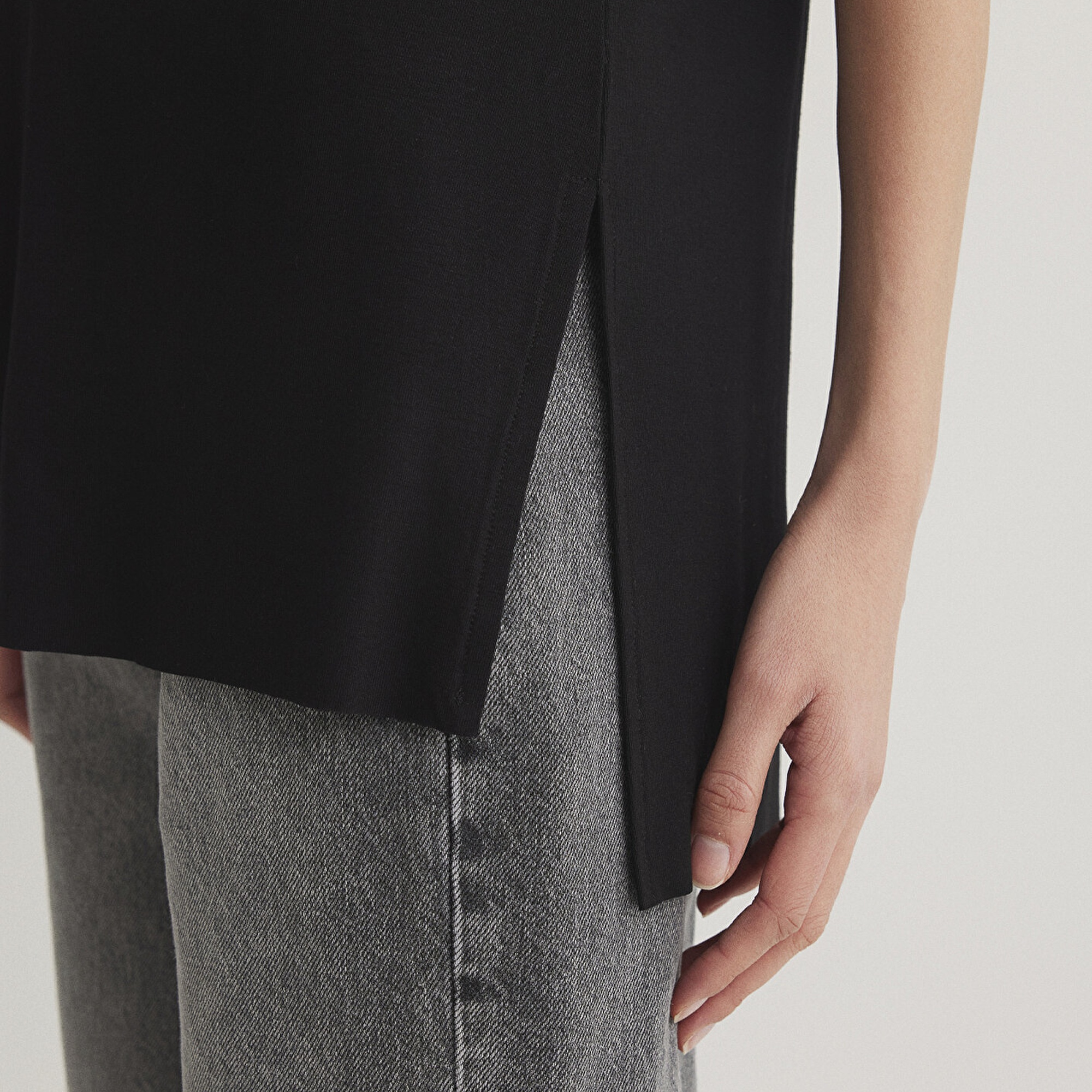 Mavi V Yaka Siyah Basic Viskoz Tişört Loose Fit / Bol Rahat Kesim 166775-900