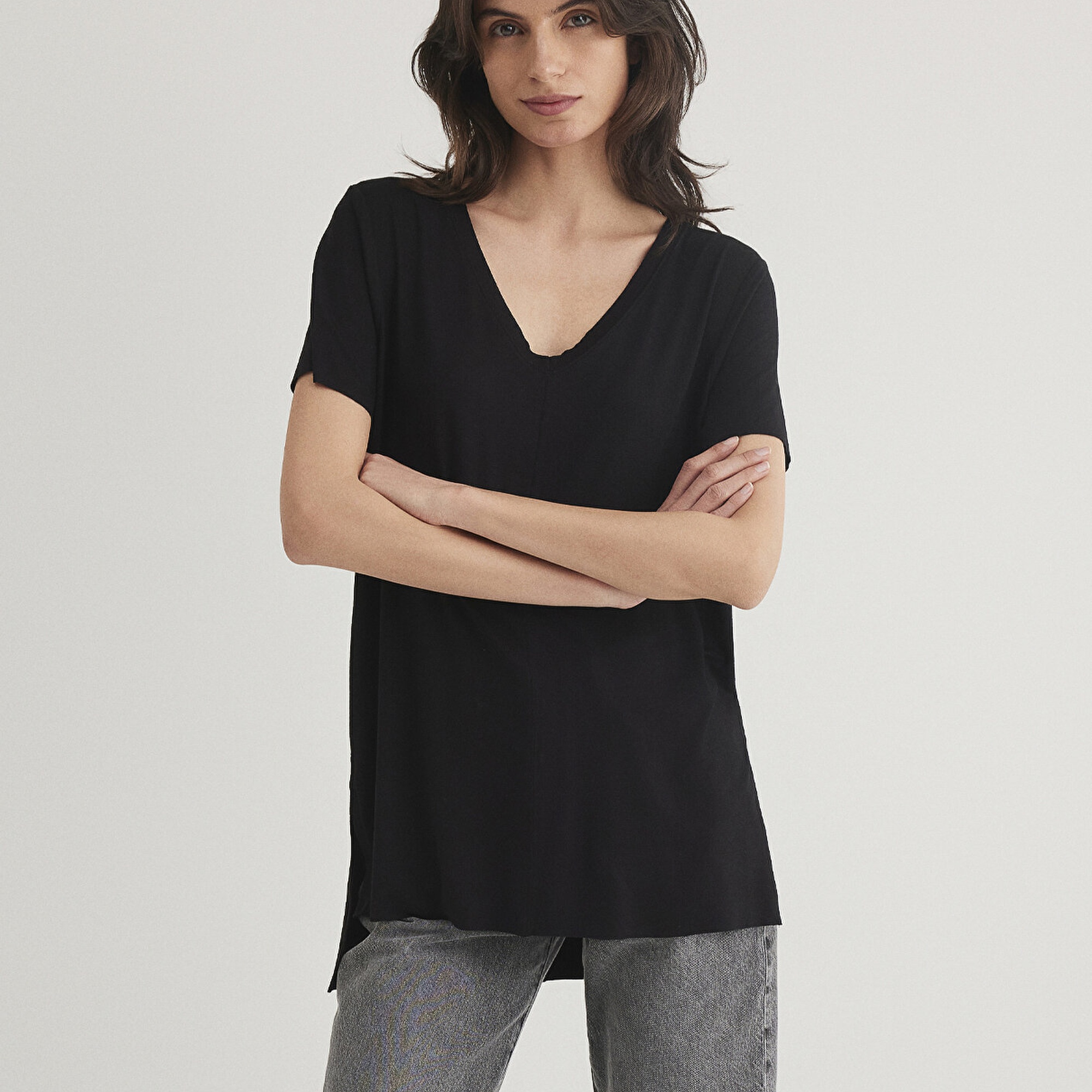 Mavi V Yaka Siyah Basic Viskoz Tişört Loose Fit / Bol Rahat Kesim 166775-900