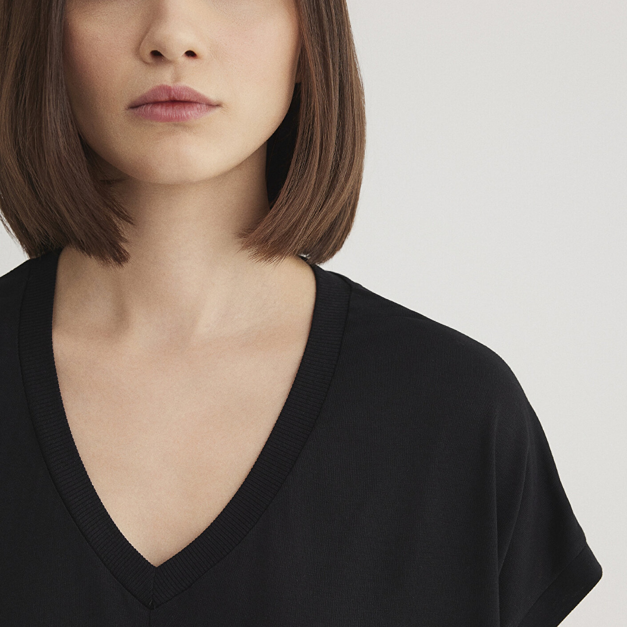 Mavi V Yaka Siyah Basic Viskoz Tişört Loose Fit / Bol Rahat Kesim 166449-900