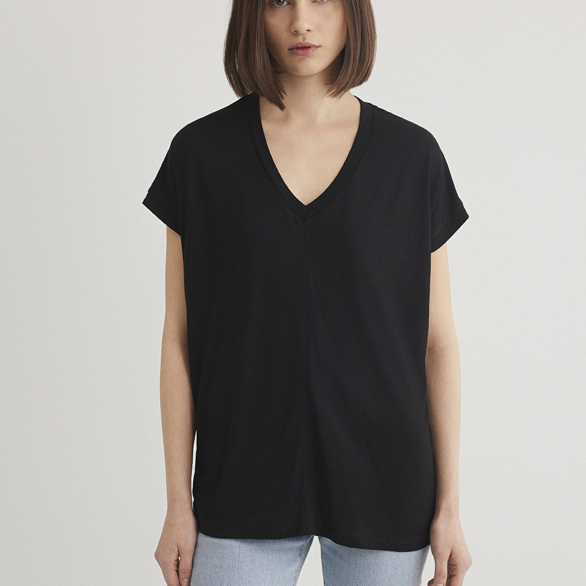 Mavi V Yaka Siyah Basic Viskoz Tişört Loose Fit / Bol Rahat Kesim 166449-900