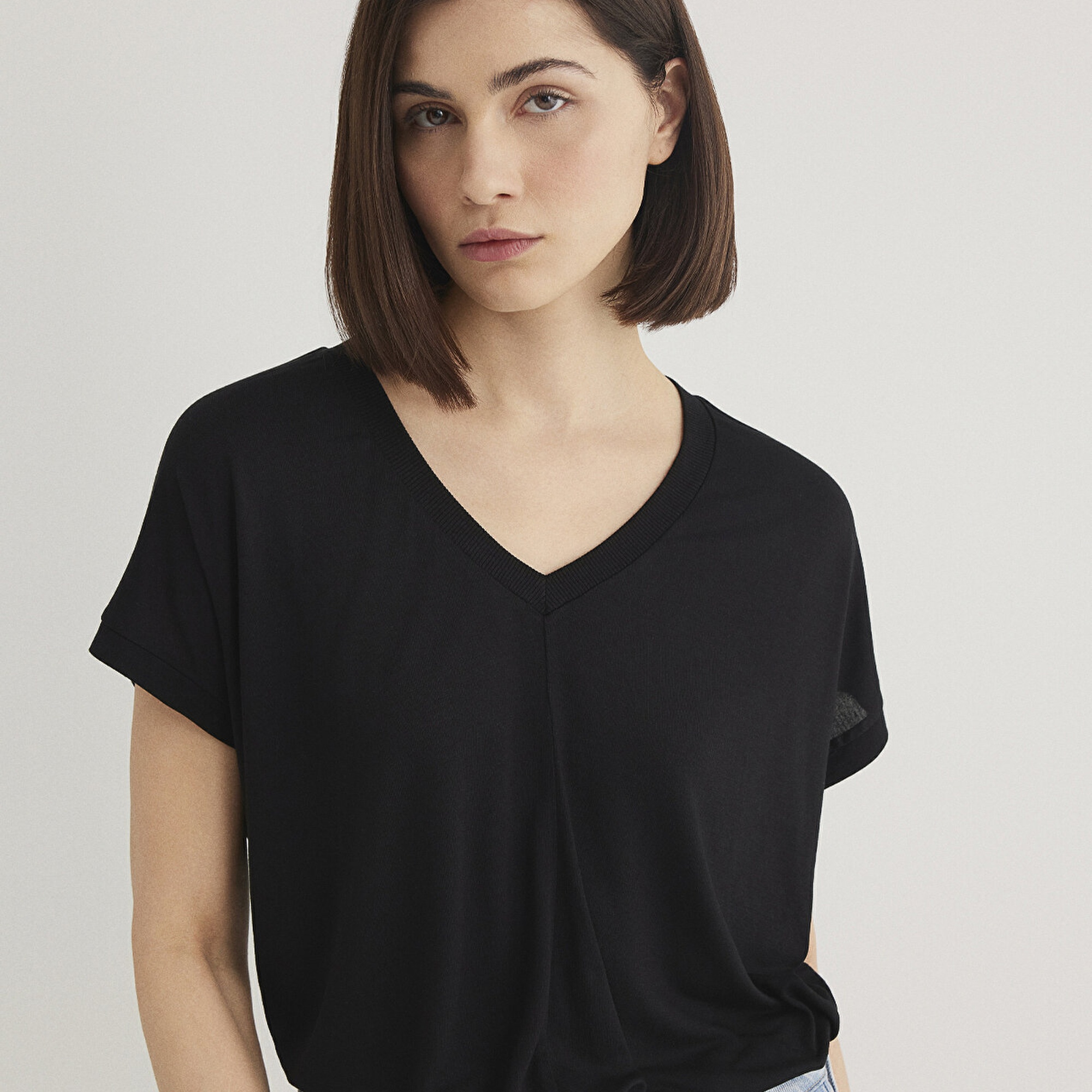 Mavi V Yaka Siyah Basic Viskoz Tişört Loose Fit / Bol Rahat Kesim 166449-900