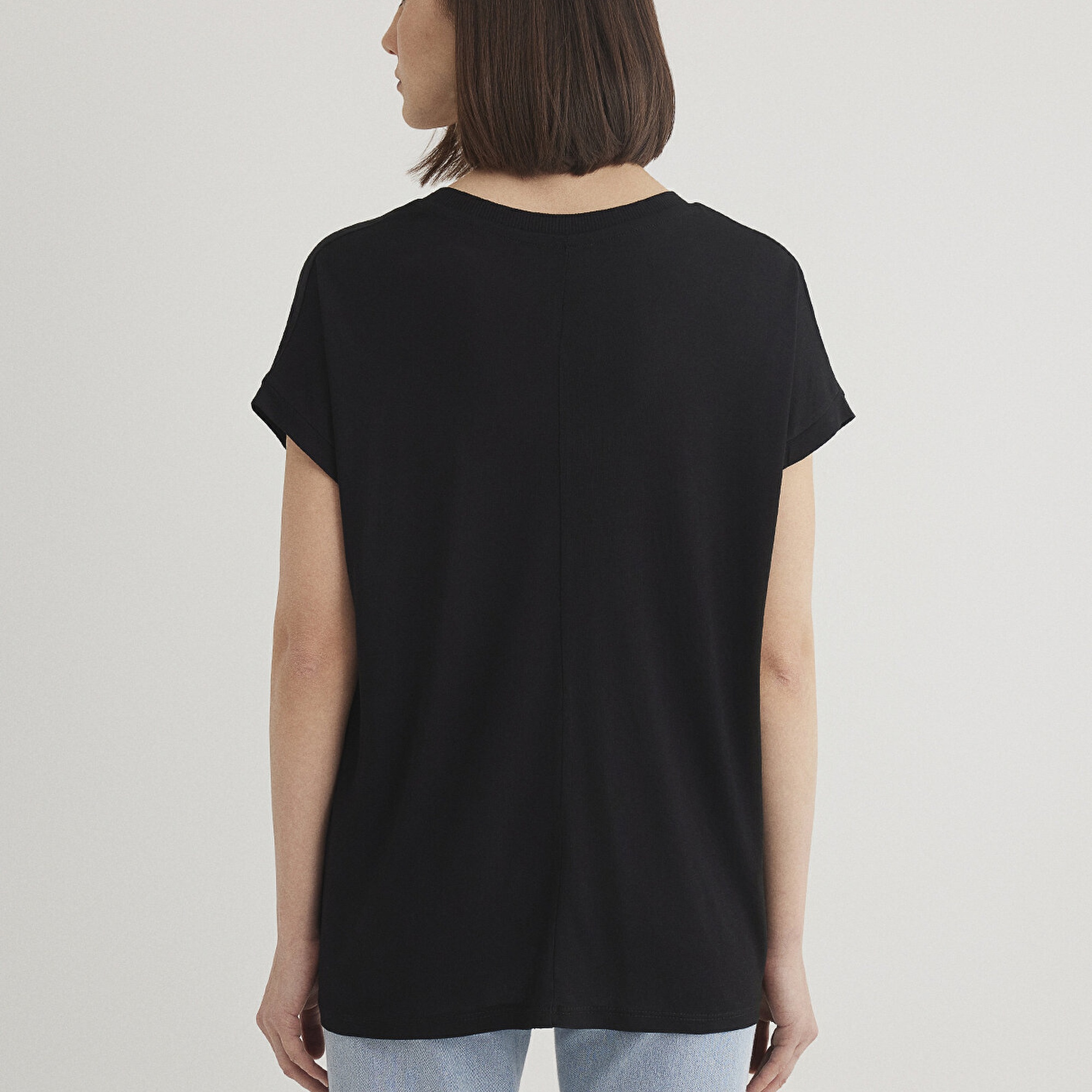 Mavi V Yaka Siyah Basic Viskoz Tişört Loose Fit / Bol Rahat Kesim 166449-900