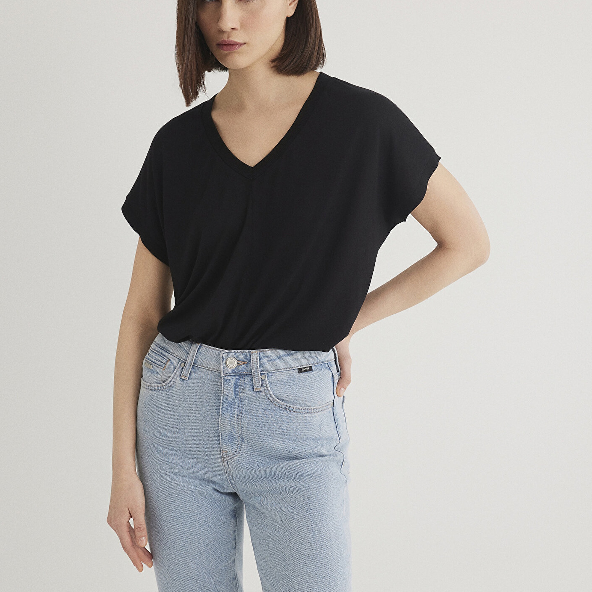 Mavi V Yaka Siyah Basic Viskoz Tişört Loose Fit / Bol Rahat Kesim 166449-900