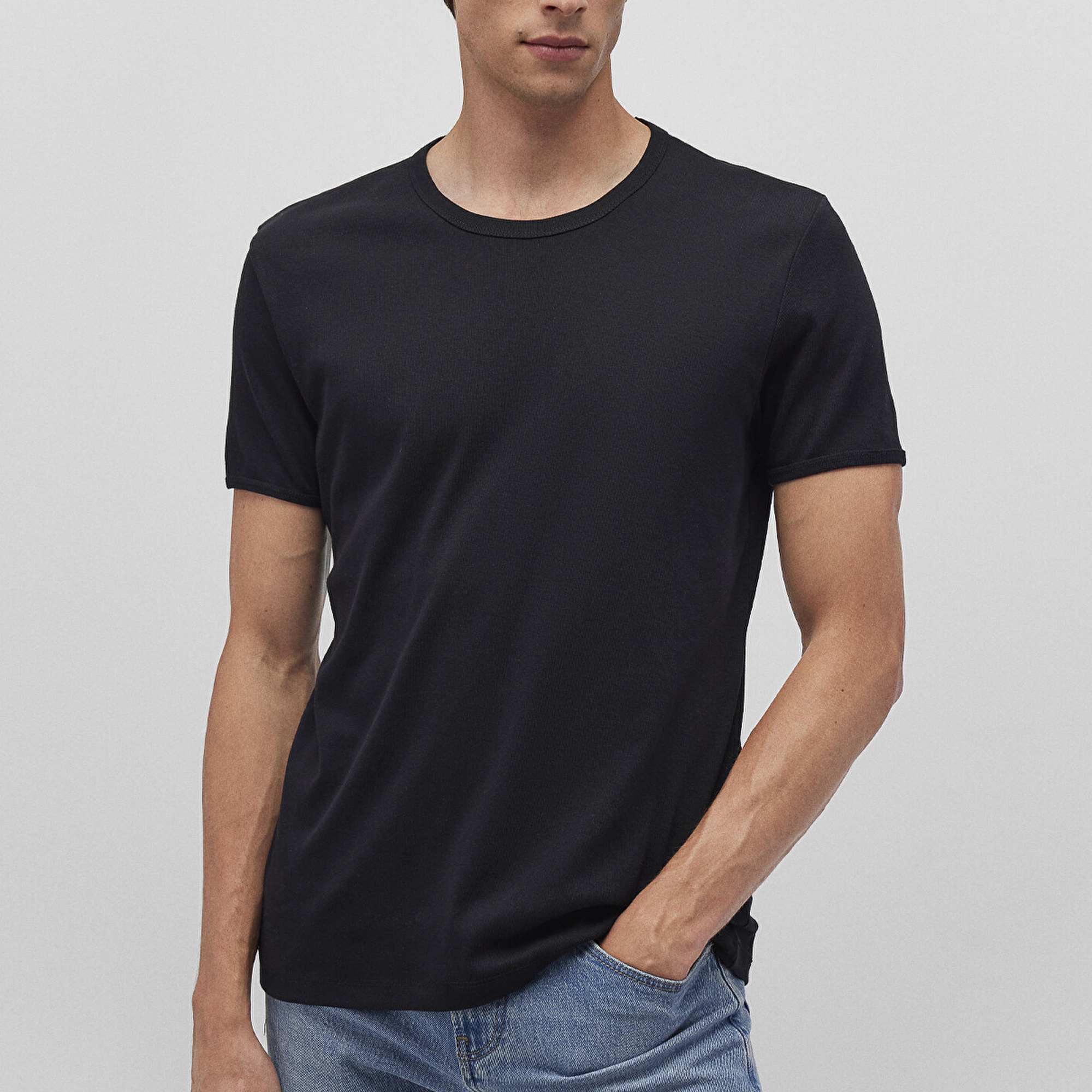 Mavi Ribana Detaylı Siyah Tişört Fitted / Vücuda Oturan Kesim 063747-900