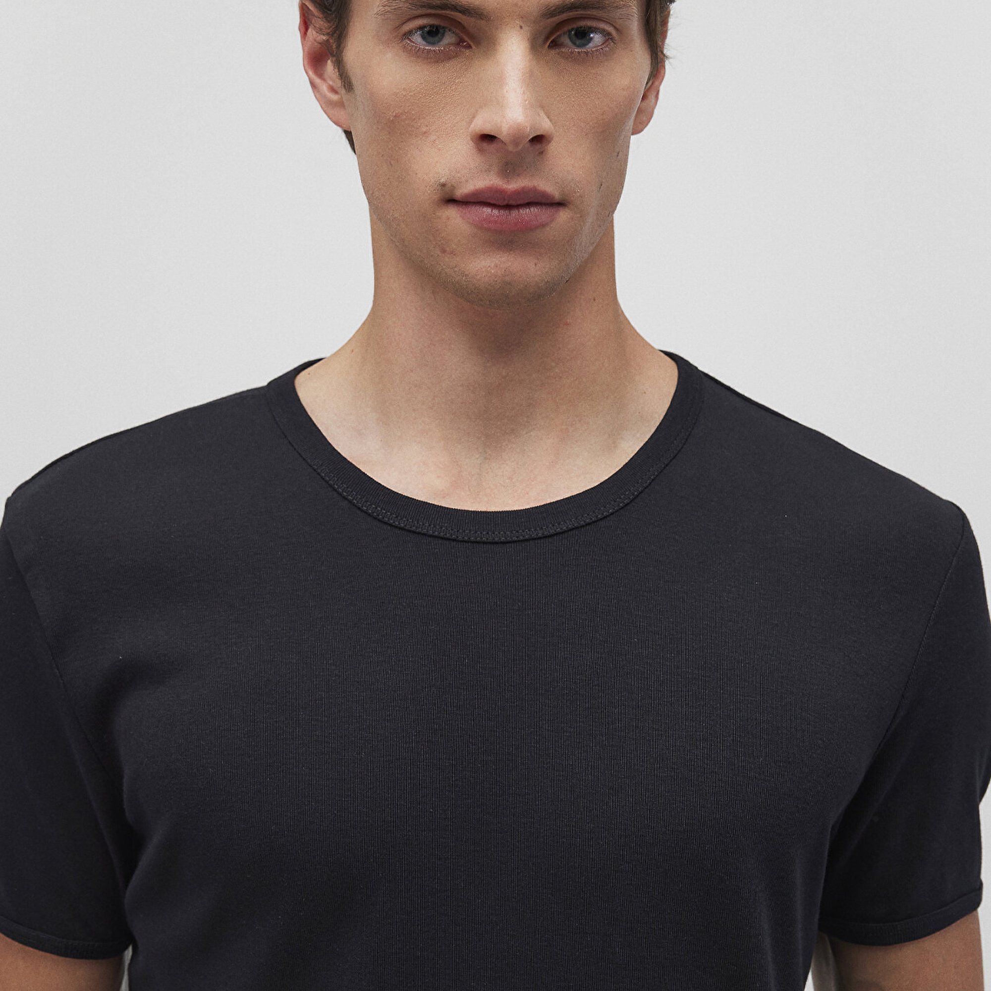 Mavi Ribana Detaylı Siyah Tişört Fitted / Vücuda Oturan Kesim 063747-900