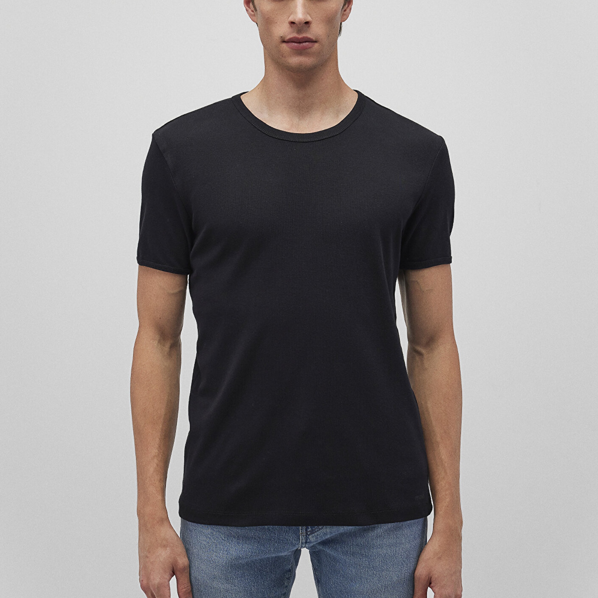 Mavi Ribana Detaylı Siyah Tişört Fitted / Vücuda Oturan Kesim 063747-900