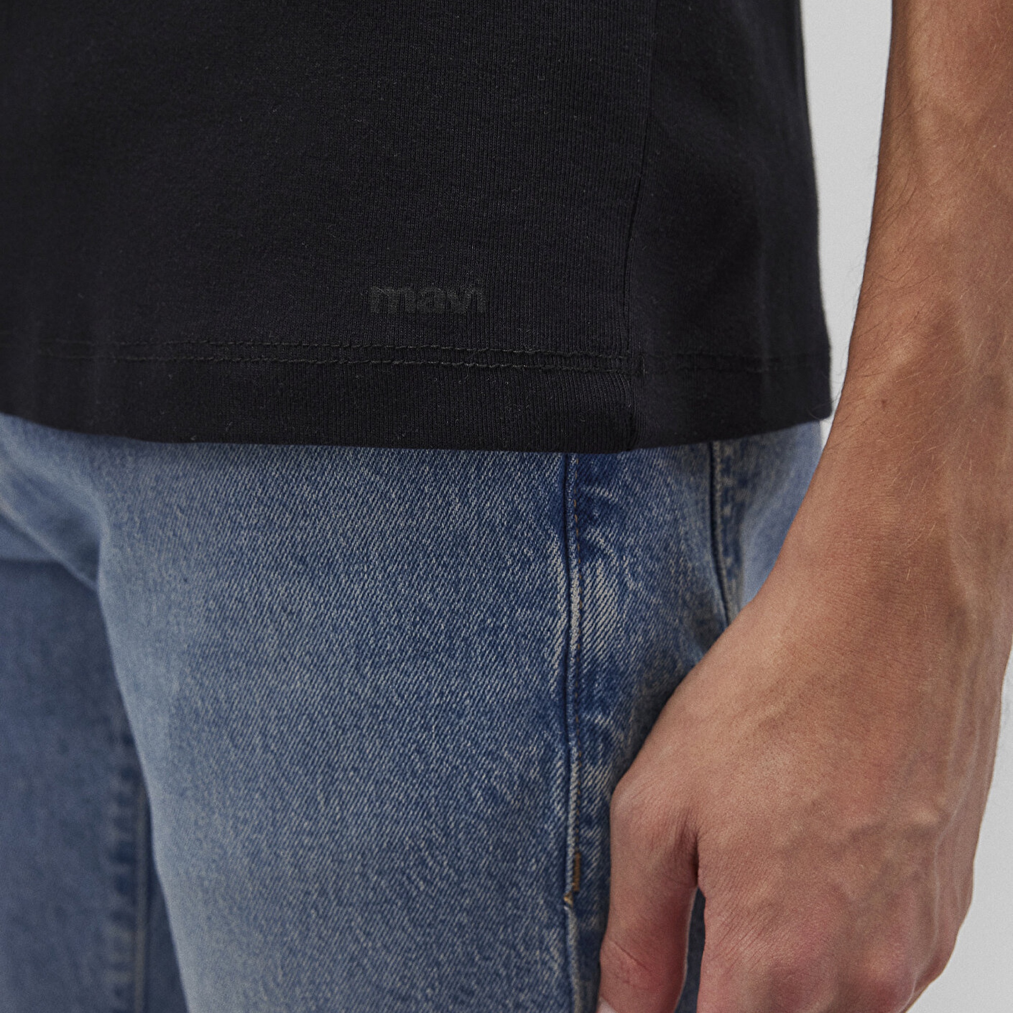 Mavi Ribana Detaylı Siyah Tişört Fitted / Vücuda Oturan Kesim 063747-900