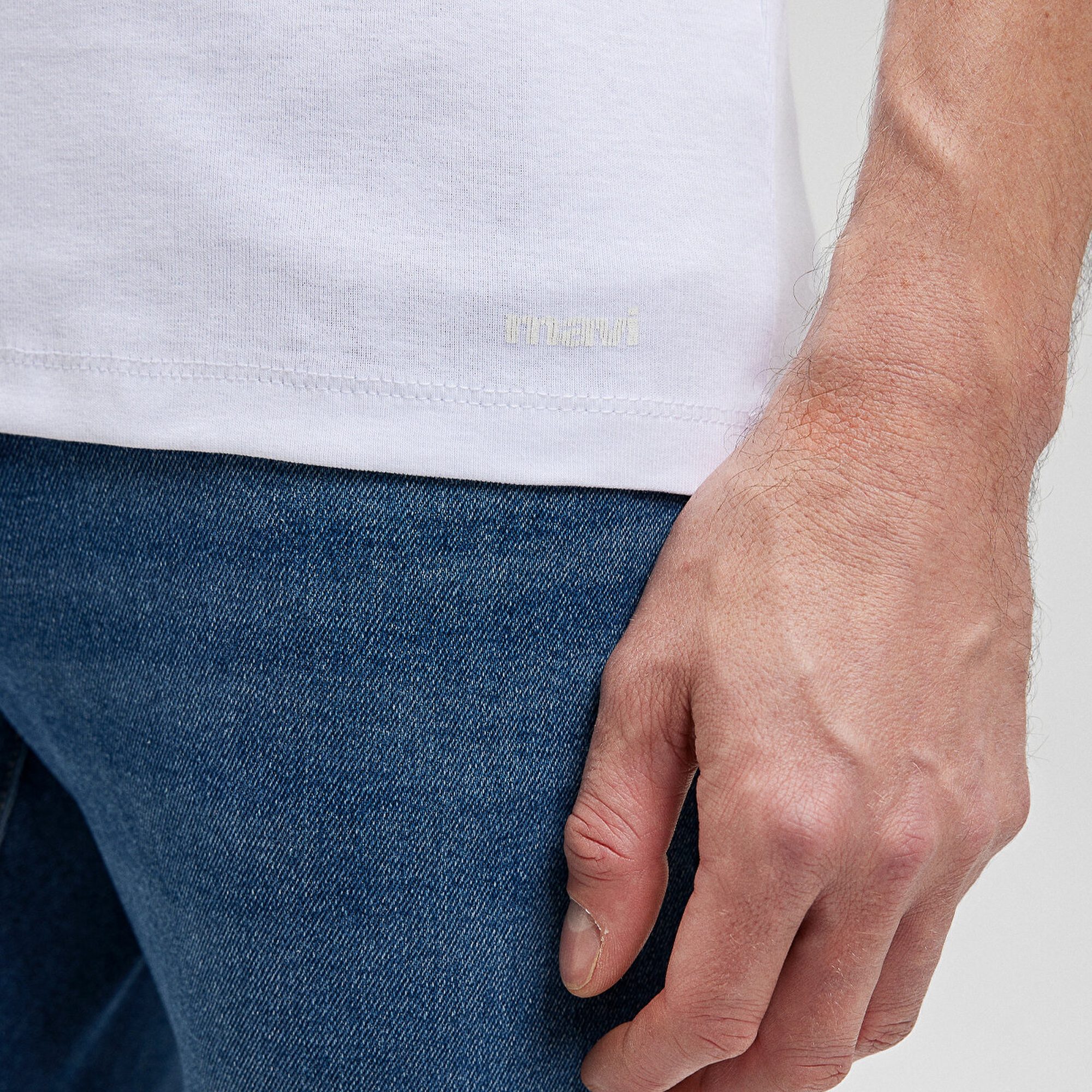 Mavi Ribana Detaylı V Yaka Beyaz Tişört Fitted / Vücuda Oturan Kesim 061313-622