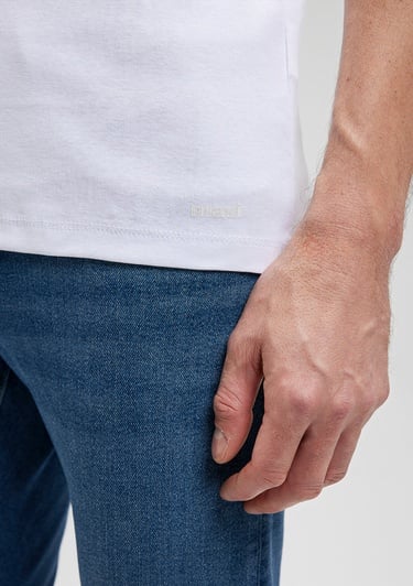  Mavi Ribana Detaylı V Yaka Beyaz Tişört Fitted / Vücuda Oturan Kesim 061313-622