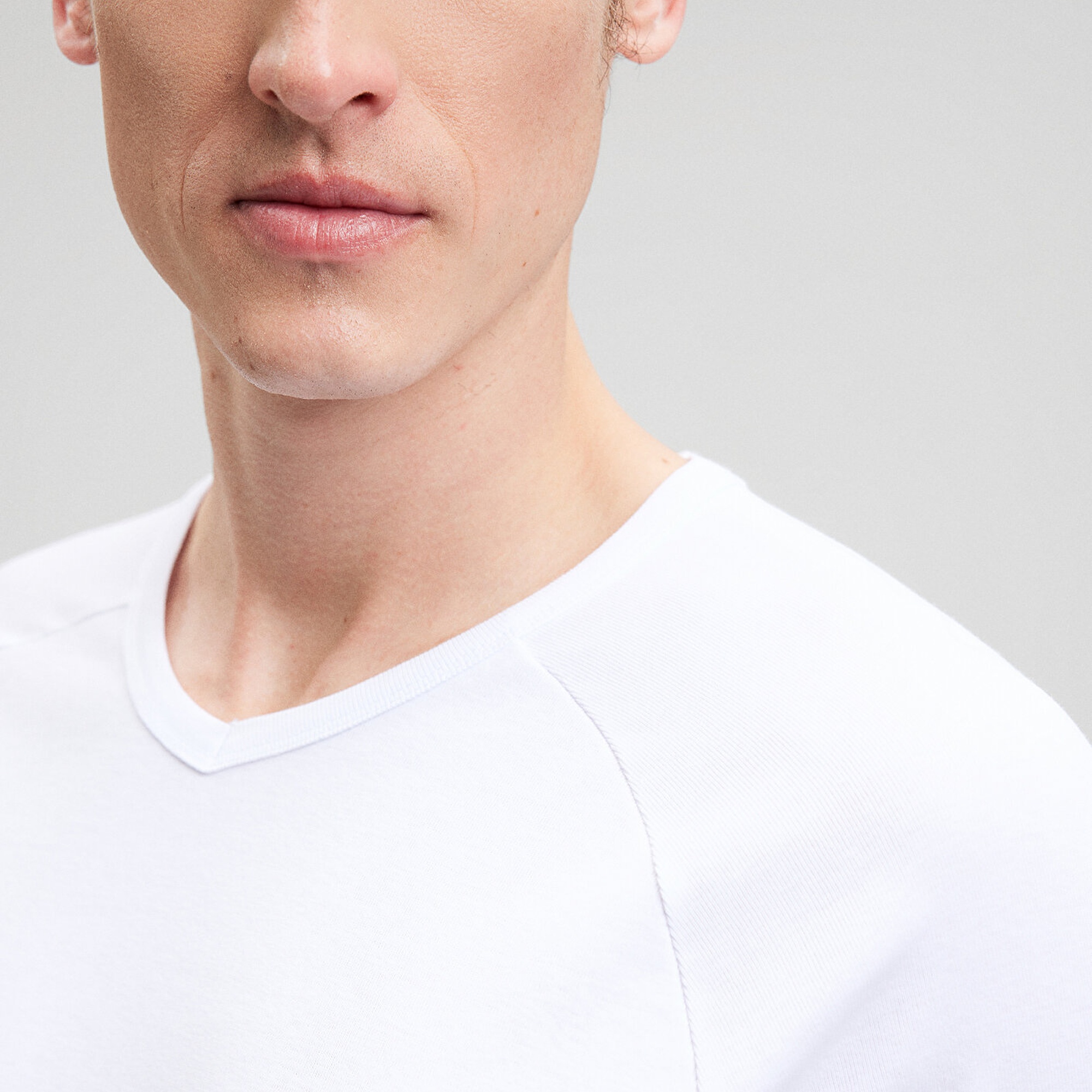 Mavi Ribana Detaylı V Yaka Beyaz Tişört Fitted / Vücuda Oturan Kesim 061313-622