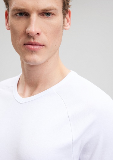  Mavi Ribana Detaylı V Yaka Beyaz Tişört Fitted / Vücuda Oturan Kesim 061313-622