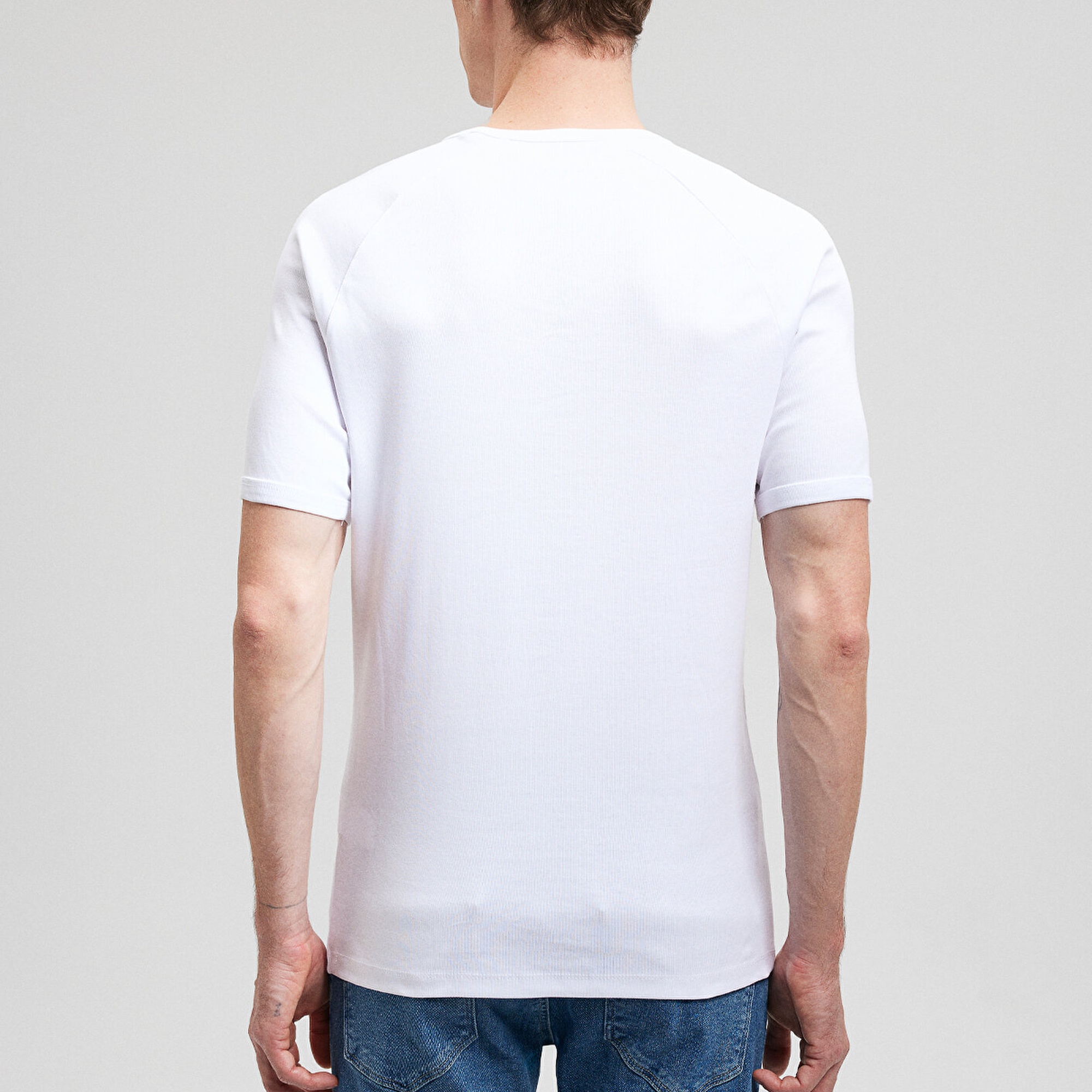 Mavi Ribana Detaylı V Yaka Beyaz Tişört Fitted / Vücuda Oturan Kesim 061313-622