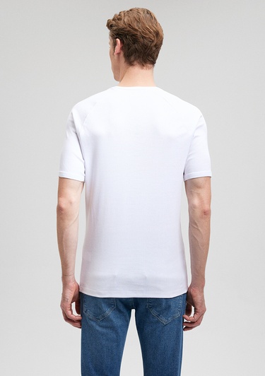  Mavi Ribana Detaylı V Yaka Beyaz Tişört Fitted / Vücuda Oturan Kesim 061313-622