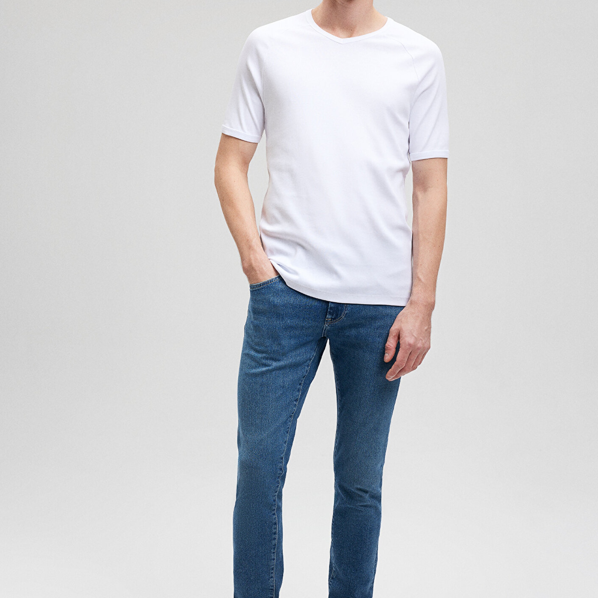 Mavi Ribana Detaylı V Yaka Beyaz Tişört Fitted / Vücuda Oturan Kesim 061313-622