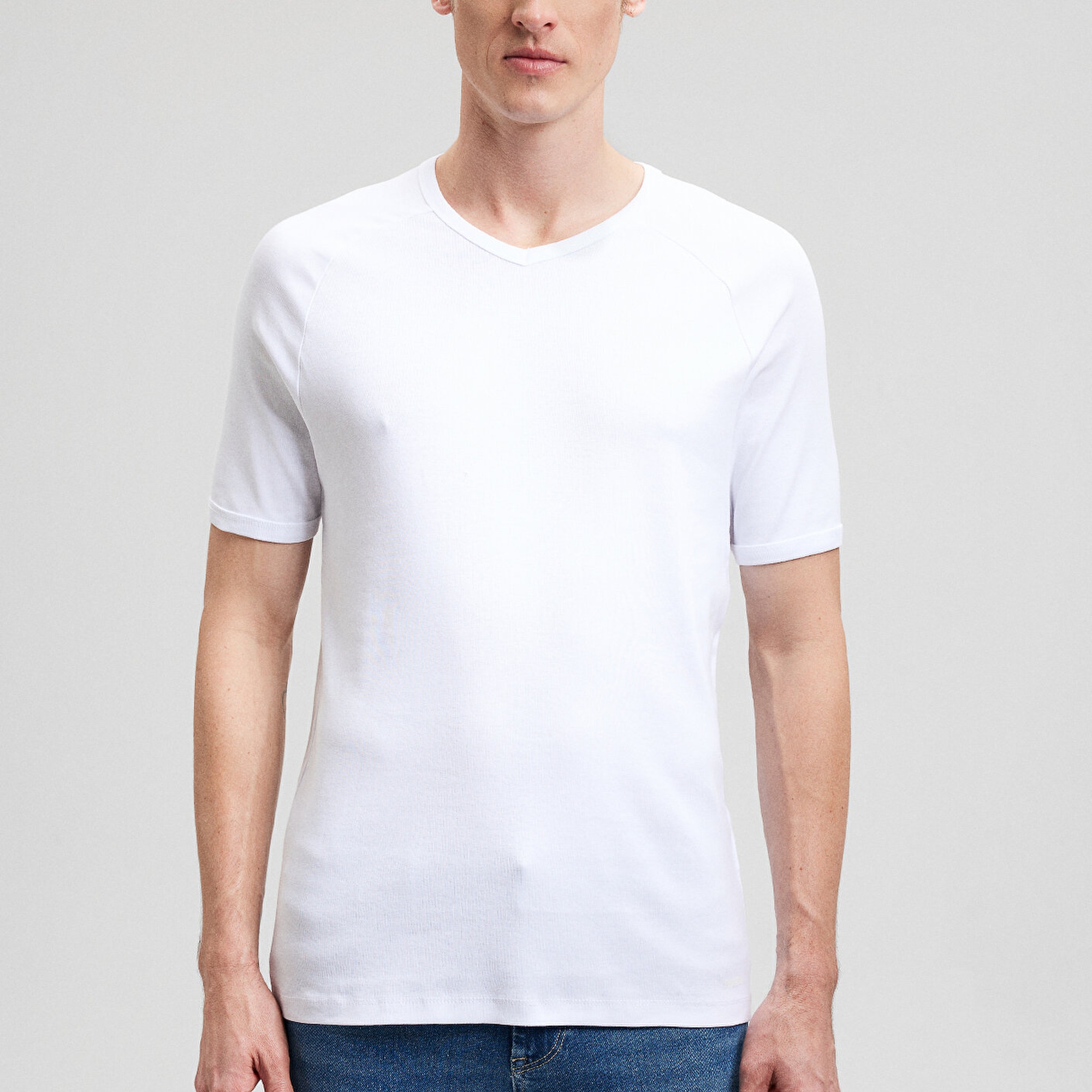 Mavi Ribana Detaylı V Yaka Beyaz Tişört Fitted / Vücuda Oturan Kesim 061313-622