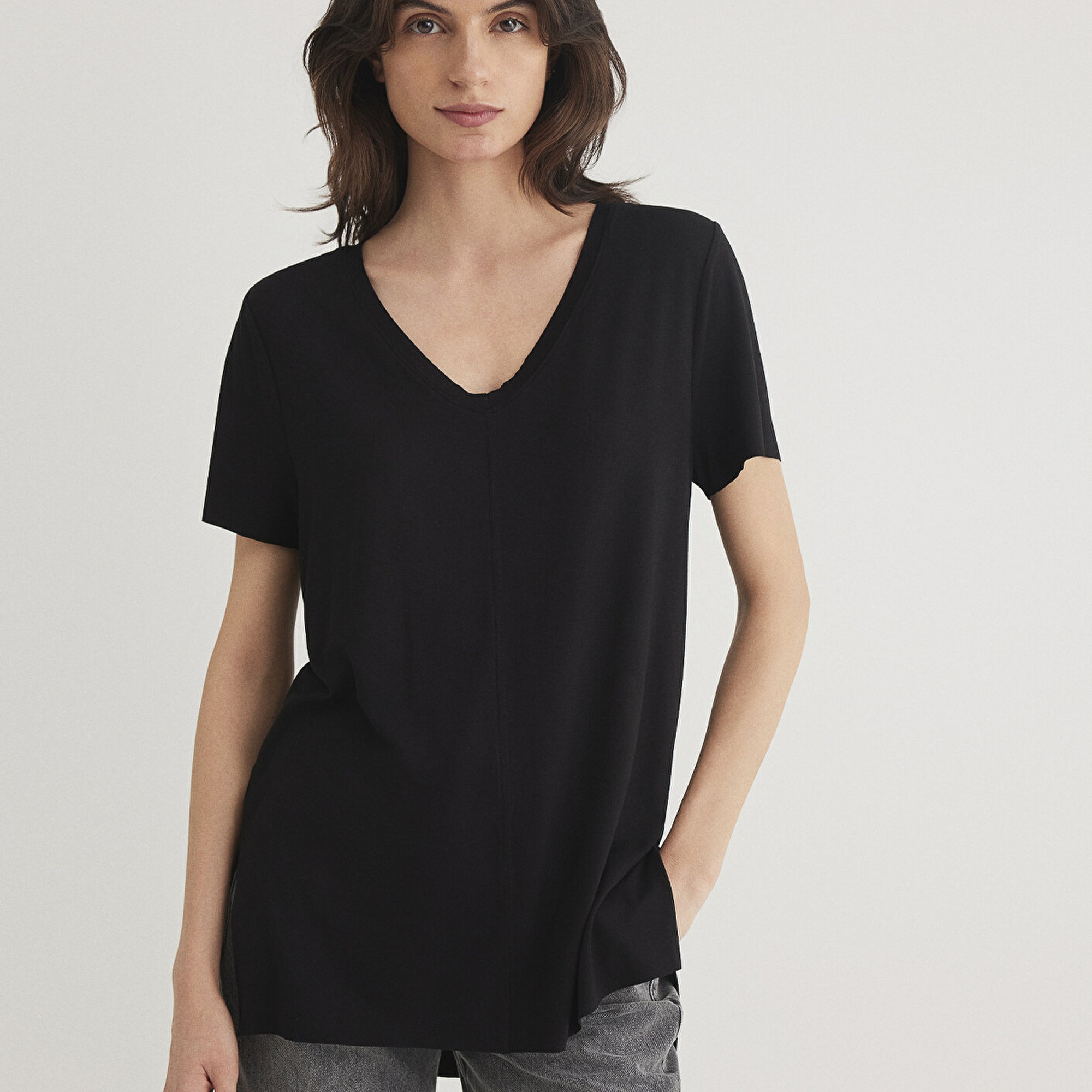 Mavi V Yaka Siyah Basic Viskoz Tişört Loose Fit / Bol Rahat Kesim 166775-900