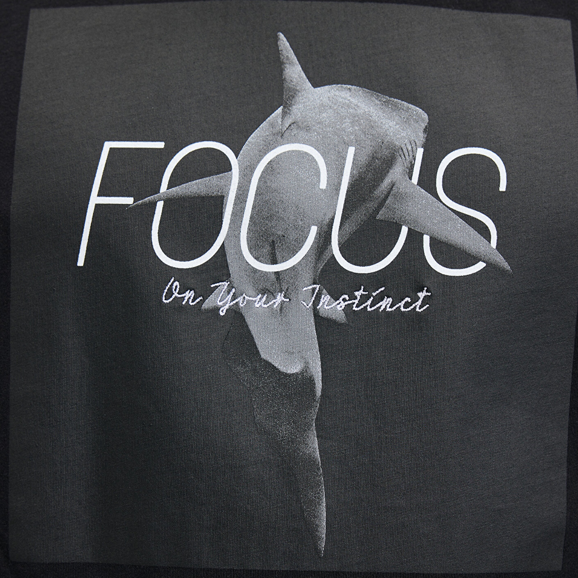 Mavi Focus Baskılı Siyah Tişört Loose Fit / Bol Rahat Kesim 0612102-900