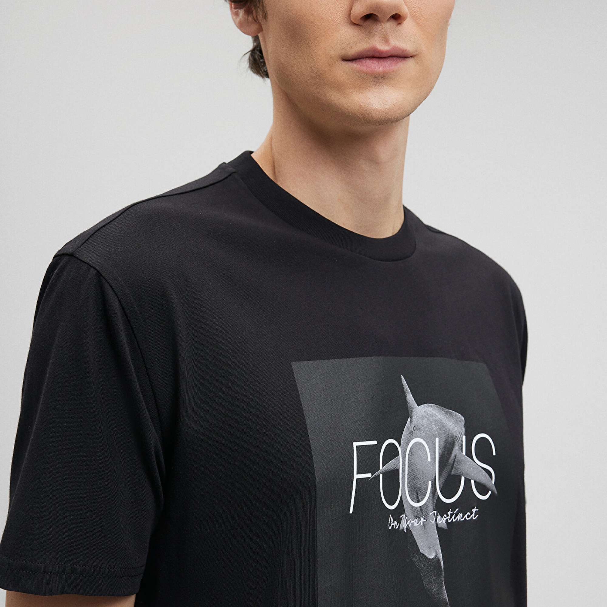 Mavi Focus Baskılı Siyah Tişört Loose Fit / Bol Rahat Kesim 0612102-900