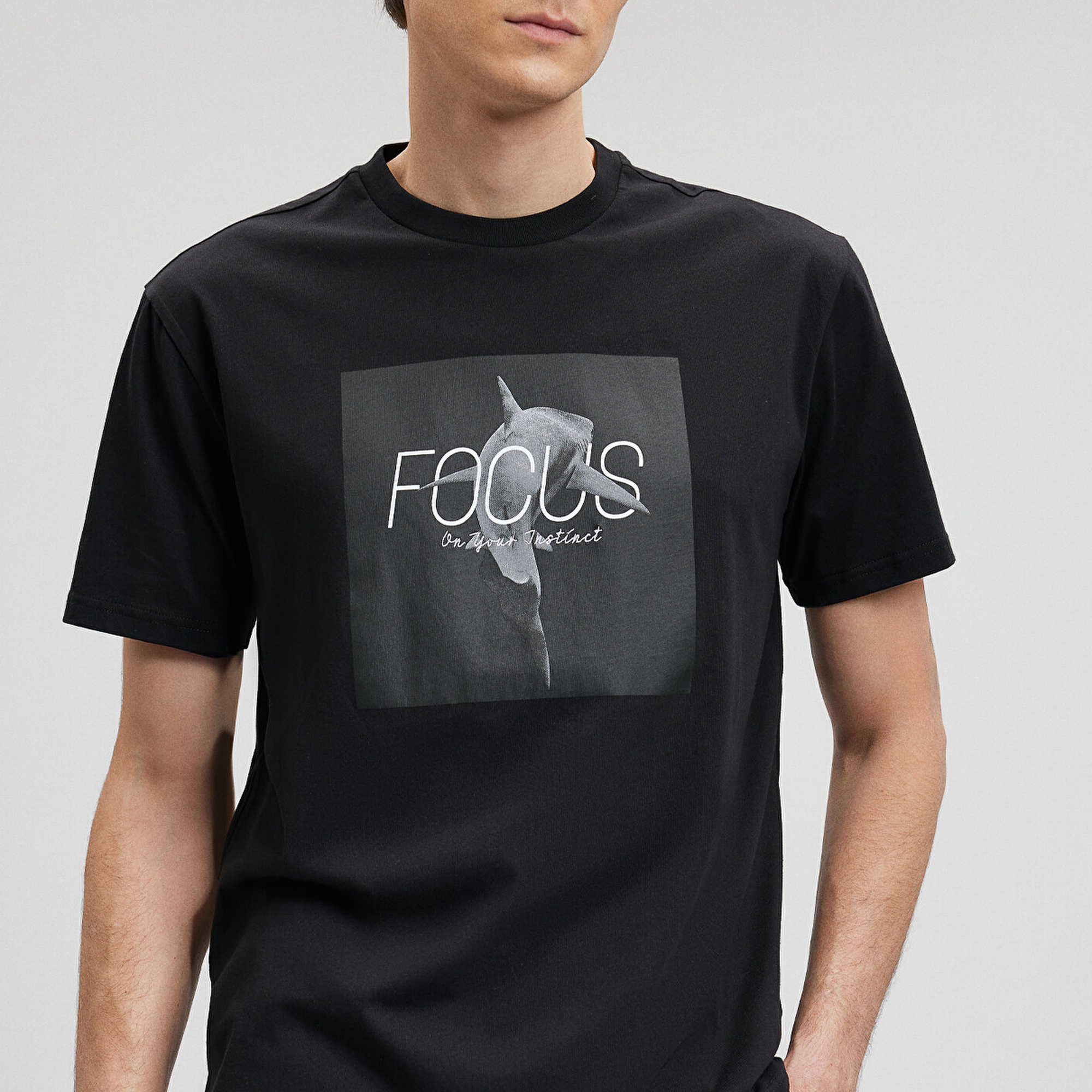 Mavi Focus Baskılı Siyah Tişört Loose Fit / Bol Rahat Kesim 0612102-900