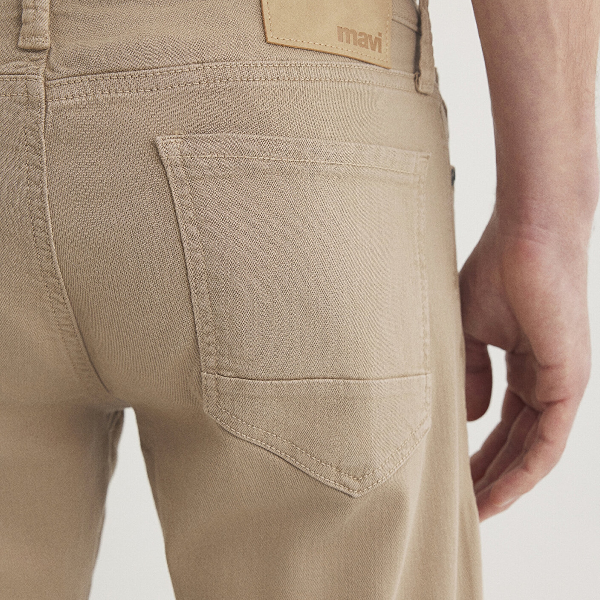 Mavi Hunter Koyu Bej Comfort Gabardin Pantolon 0020232492