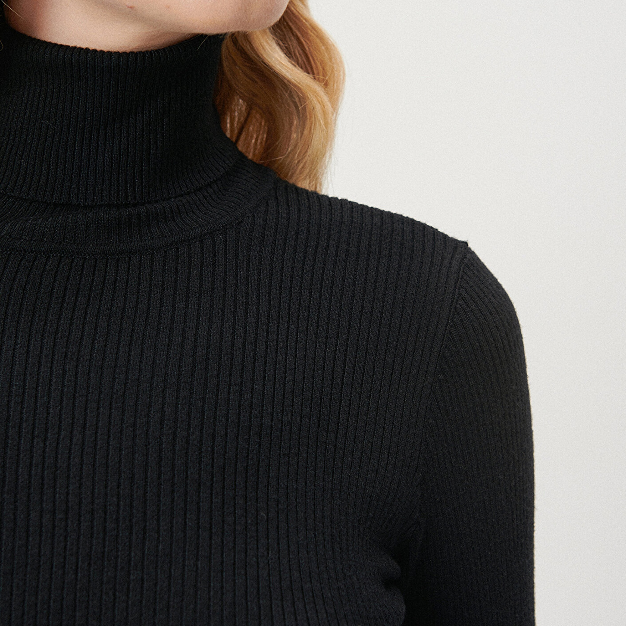 Mavi Boğazlı Siyah Kazak Fitted / Vücuda Oturan Kesim 1710143-900