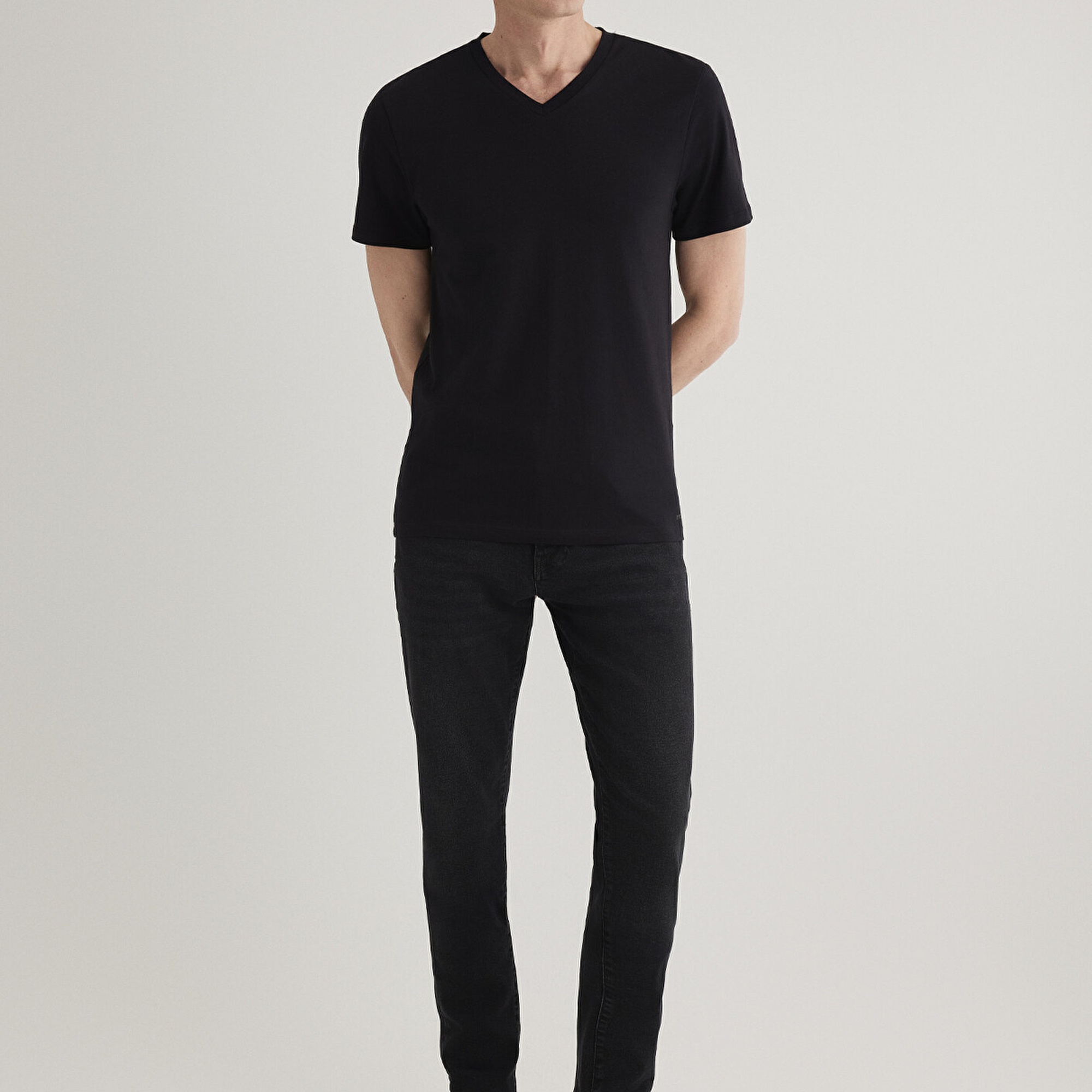 Mavi Stretch V Yaka Siyah Basic Tişört Fitted / Vücuda Oturan Kesim 061748-900