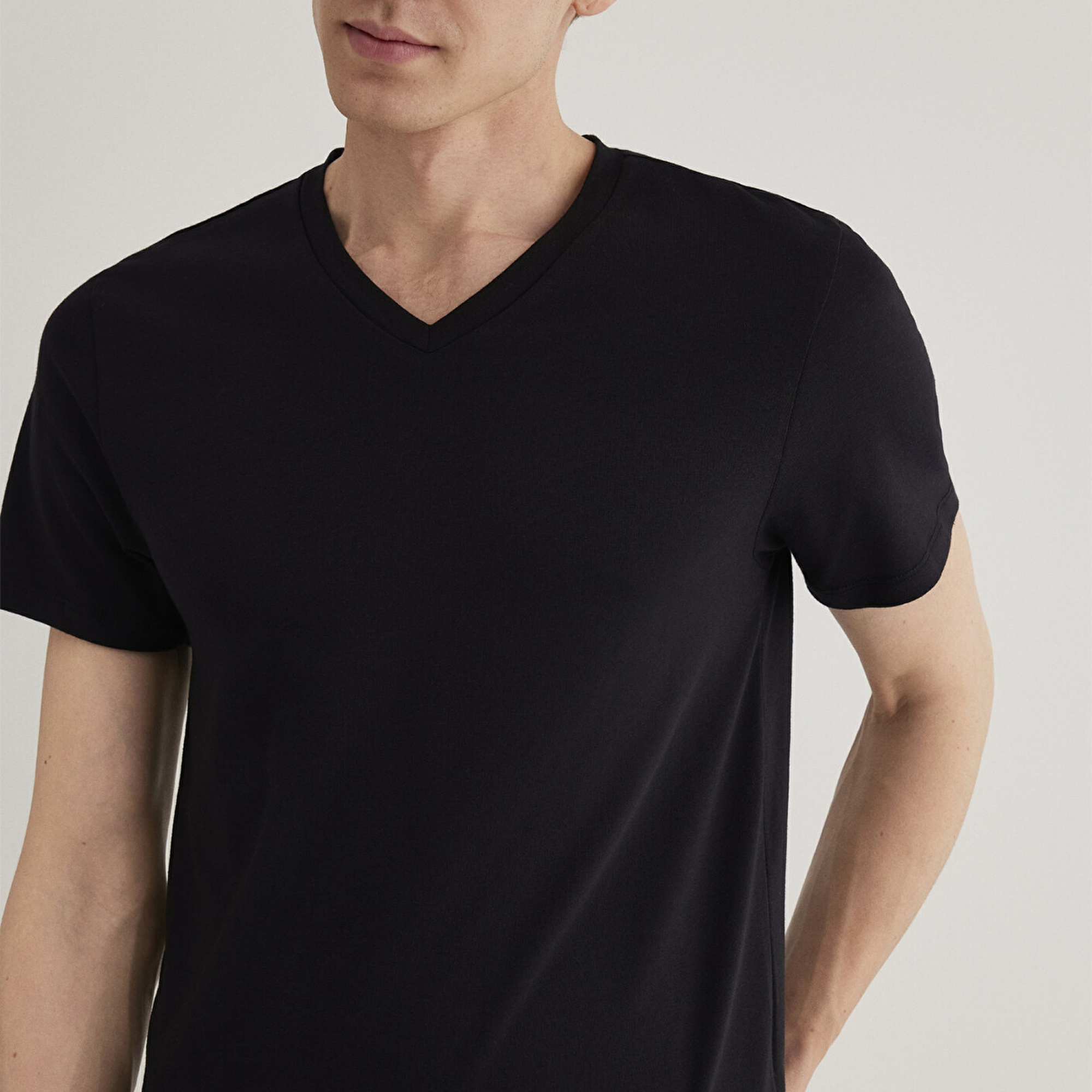 Mavi Stretch V Yaka Siyah Basic Tişört Fitted / Vücuda Oturan Kesim 061748-900