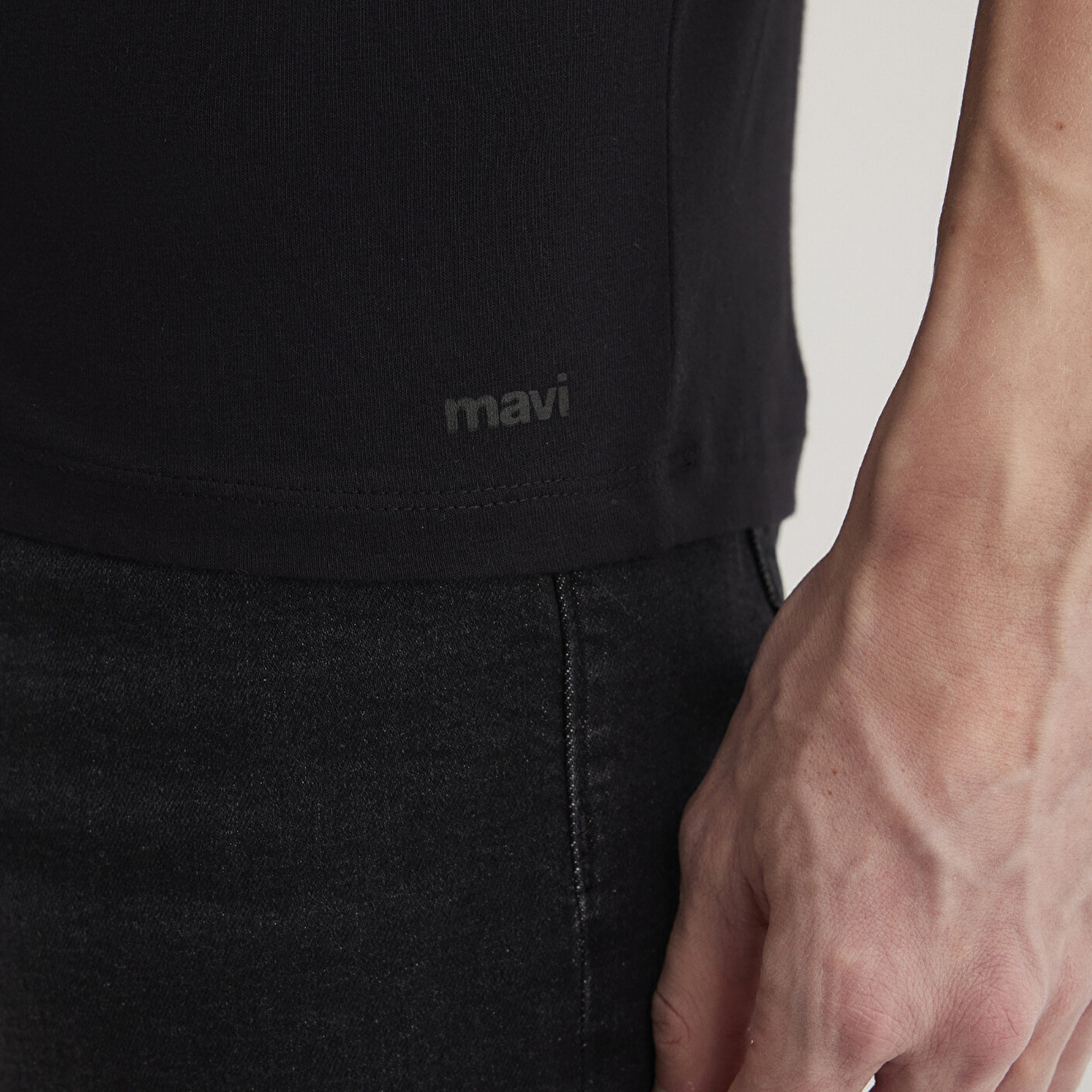 Mavi Stretch V Yaka Siyah Basic Tişört Fitted / Vücuda Oturan Kesim 061748-900