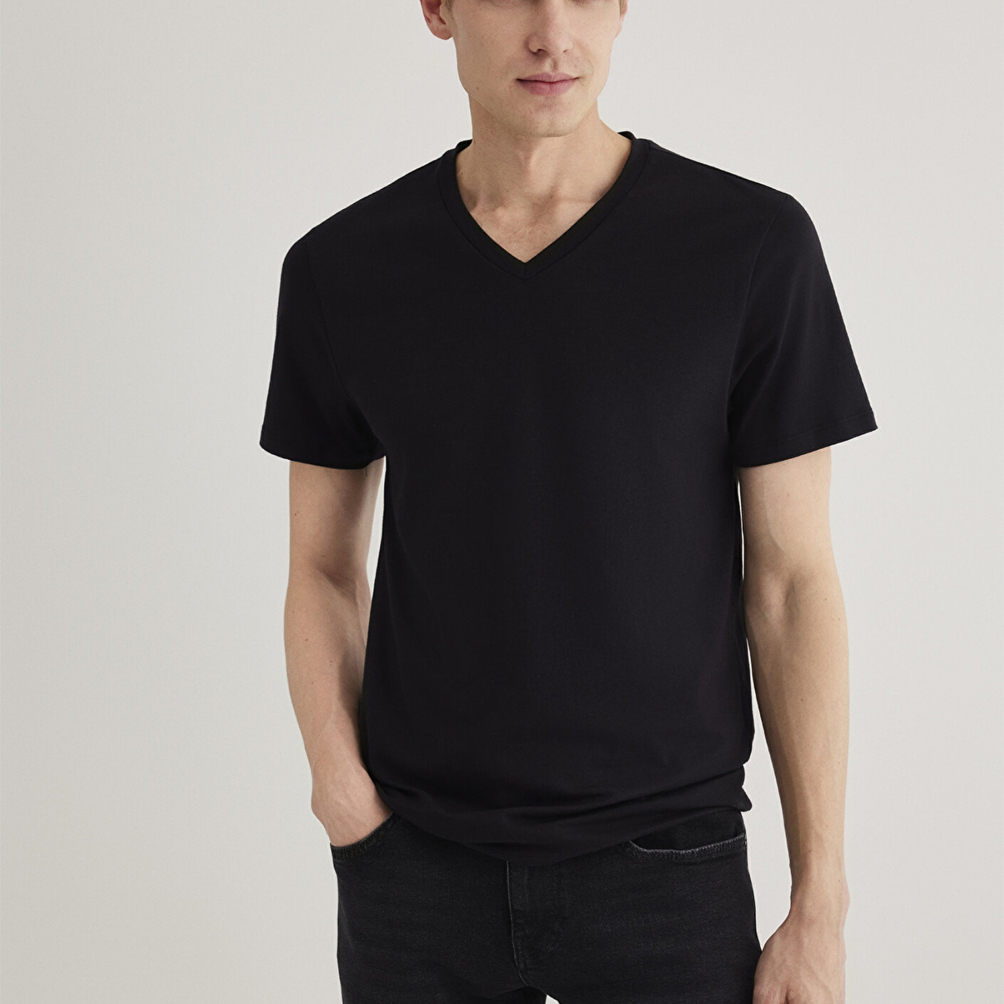 Mavi Stretch V Yaka Siyah Basic Tişört Fitted / Vücuda Oturan Kesim 061748-900