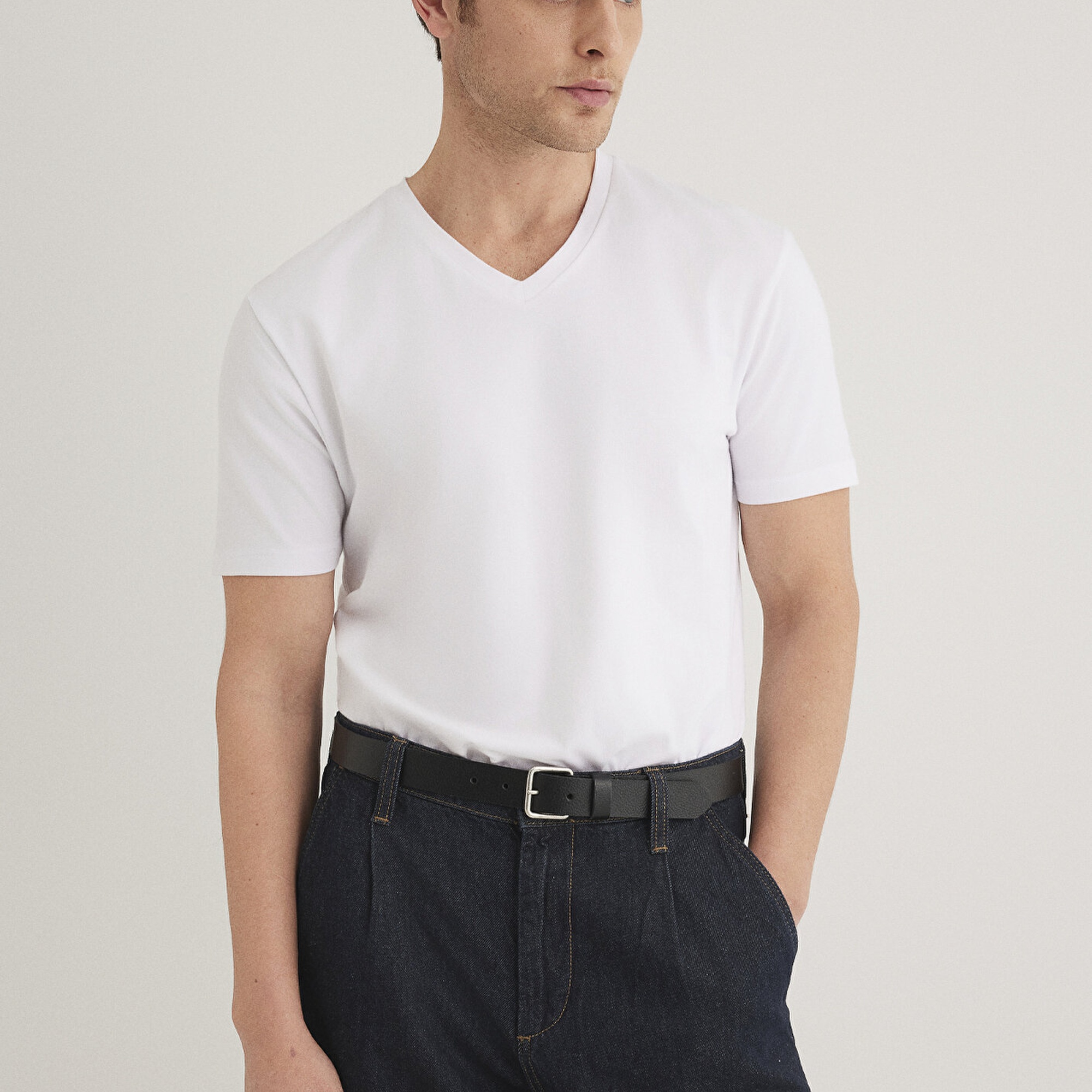 Mavi Stretch V Yaka Beyaz Basic Tişört Fitted / Vücuda Oturan Kesim 061748-620