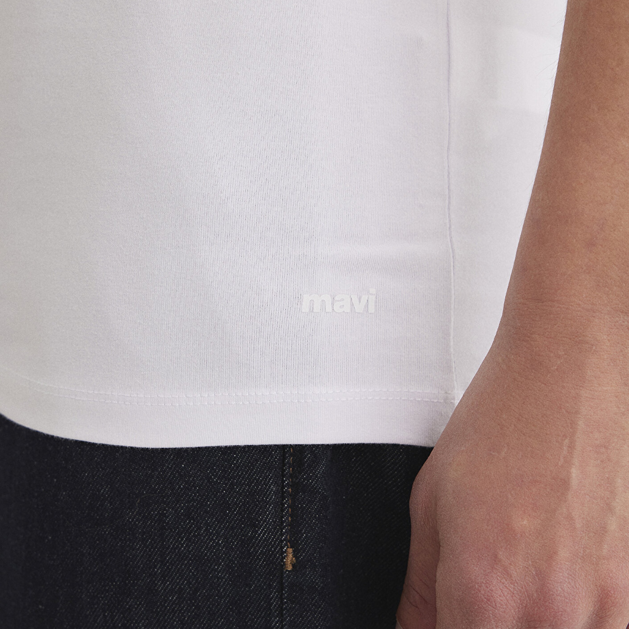 Mavi Stretch V Yaka Beyaz Basic Tişört Fitted / Vücuda Oturan Kesim 061748-620