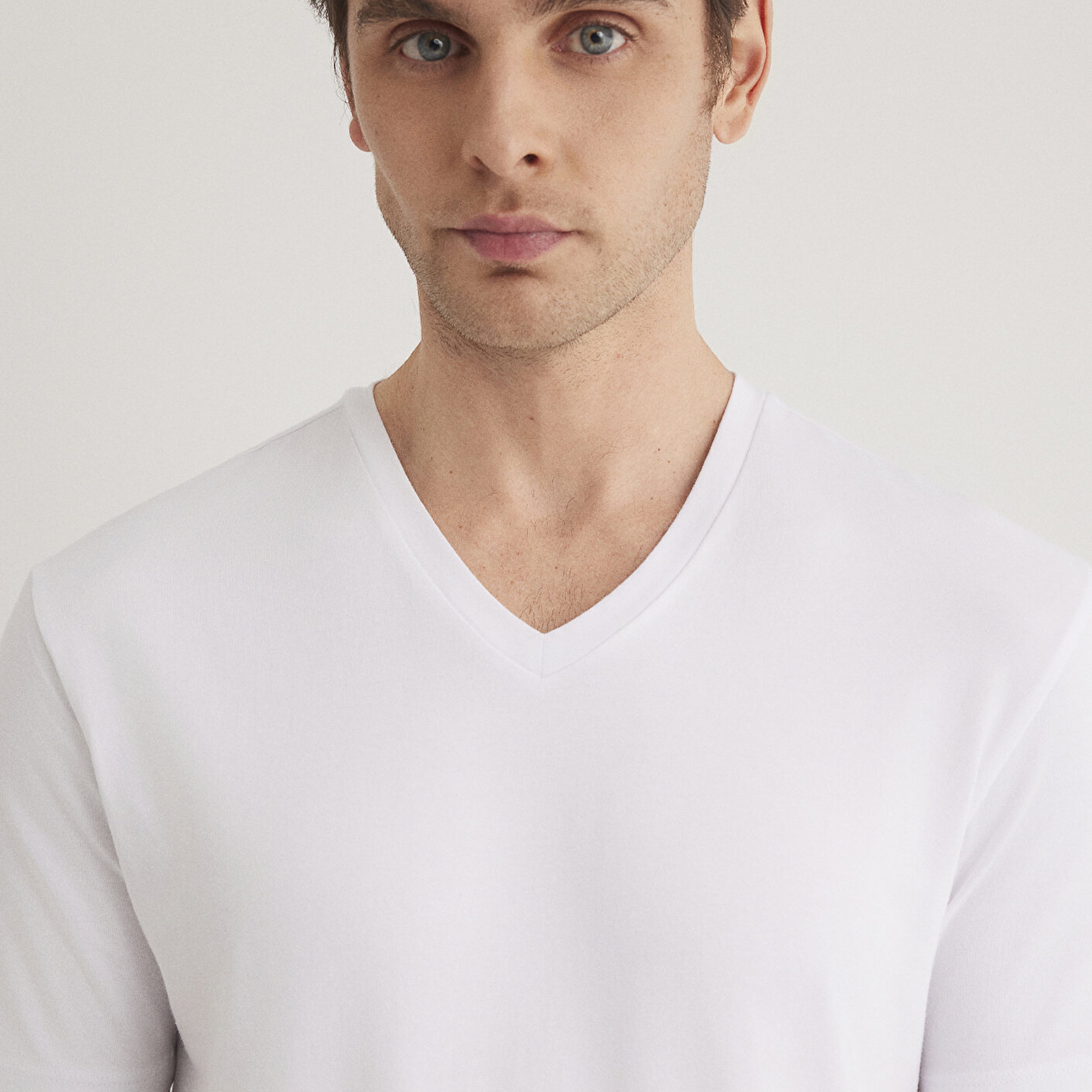 Mavi Stretch V Yaka Beyaz Basic Tişört Fitted / Vücuda Oturan Kesim 061748-620