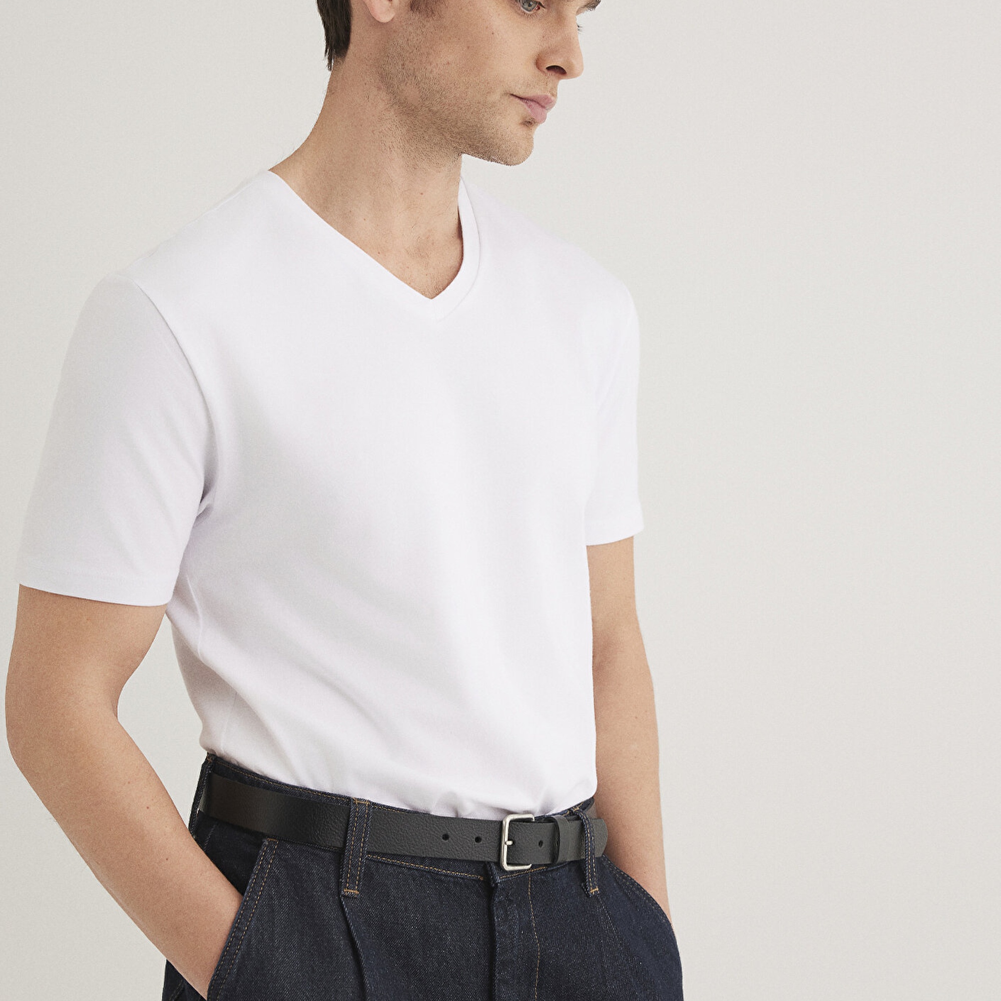 Mavi Stretch V Yaka Beyaz Basic Tişört Fitted / Vücuda Oturan Kesim 061748-620