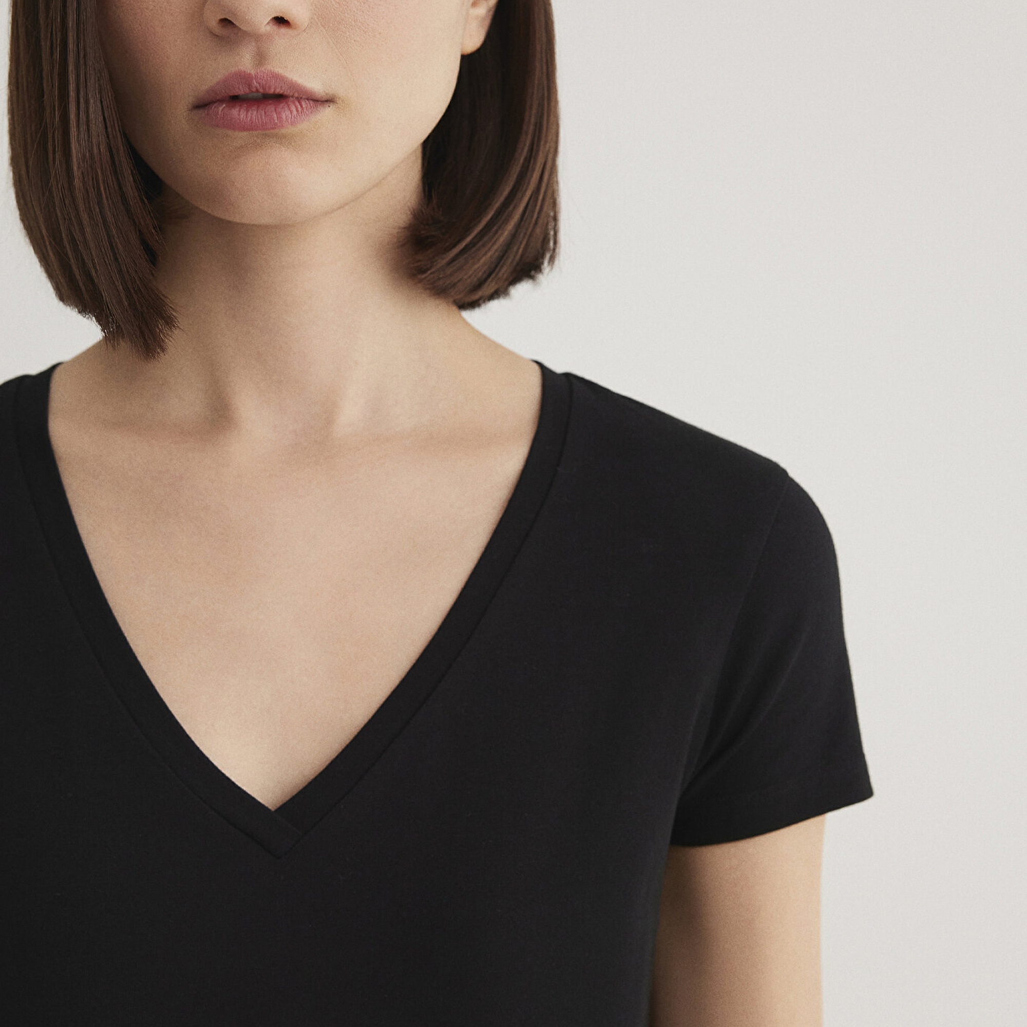 Mavi V Yaka Siyah Basic Stretch Tişört Fitted / Vücuda Oturan Kesim 162769-900