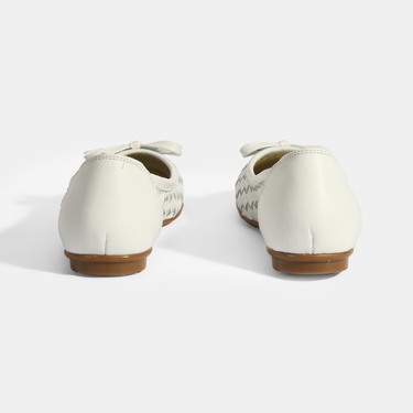  Kadın Beyaz Örgü Detaylı Fiyonklu Deri Babet