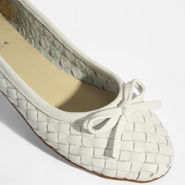  Kadın Beyaz Örgü Detaylı Fiyonklu Deri Babet