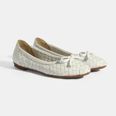  Kadın Beyaz Örgü Detaylı Fiyonklu Deri Babet