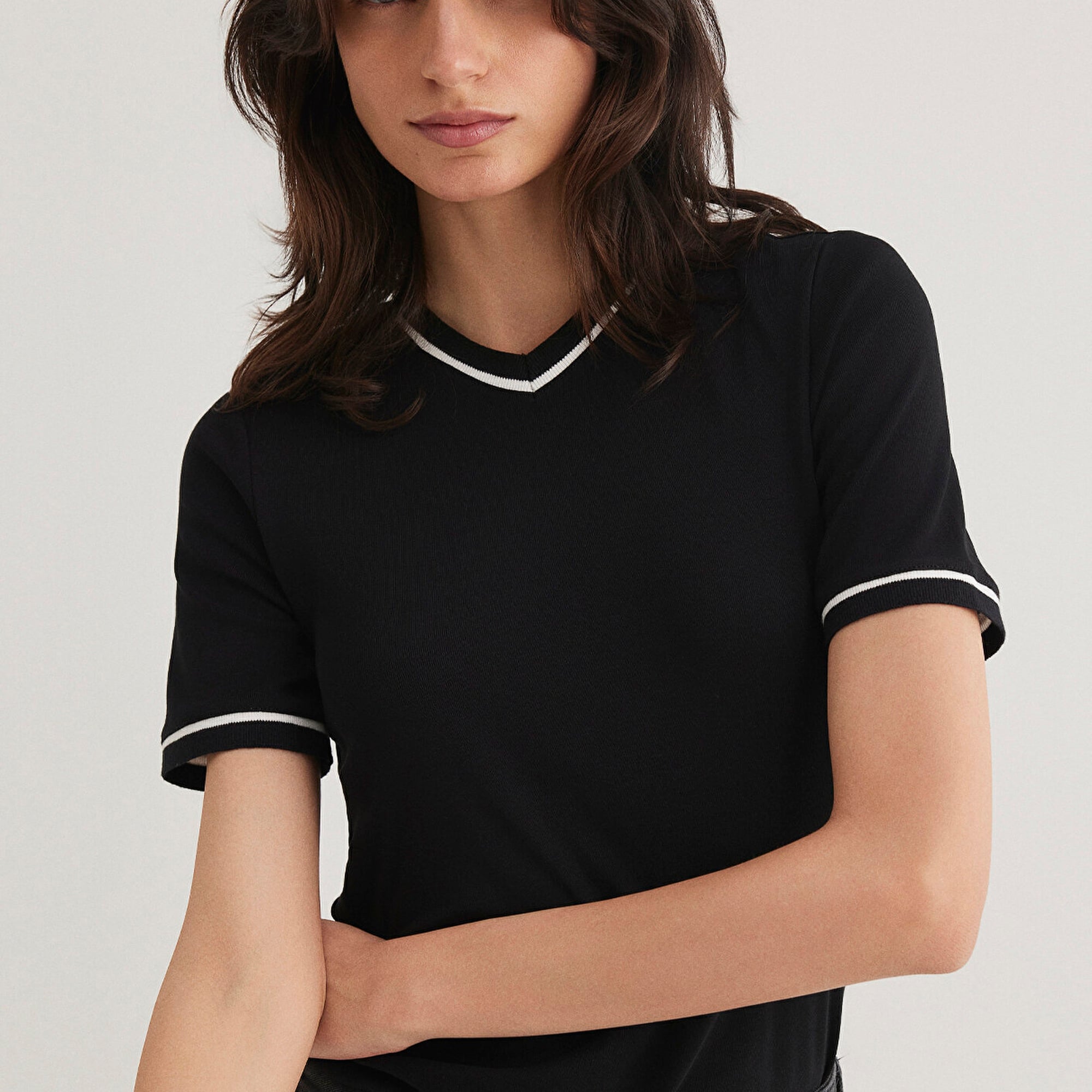 Mavi V Yaka Şerit Detaylı Beyaz Tişört Slim Fit / Dar Kesim 1612906-900