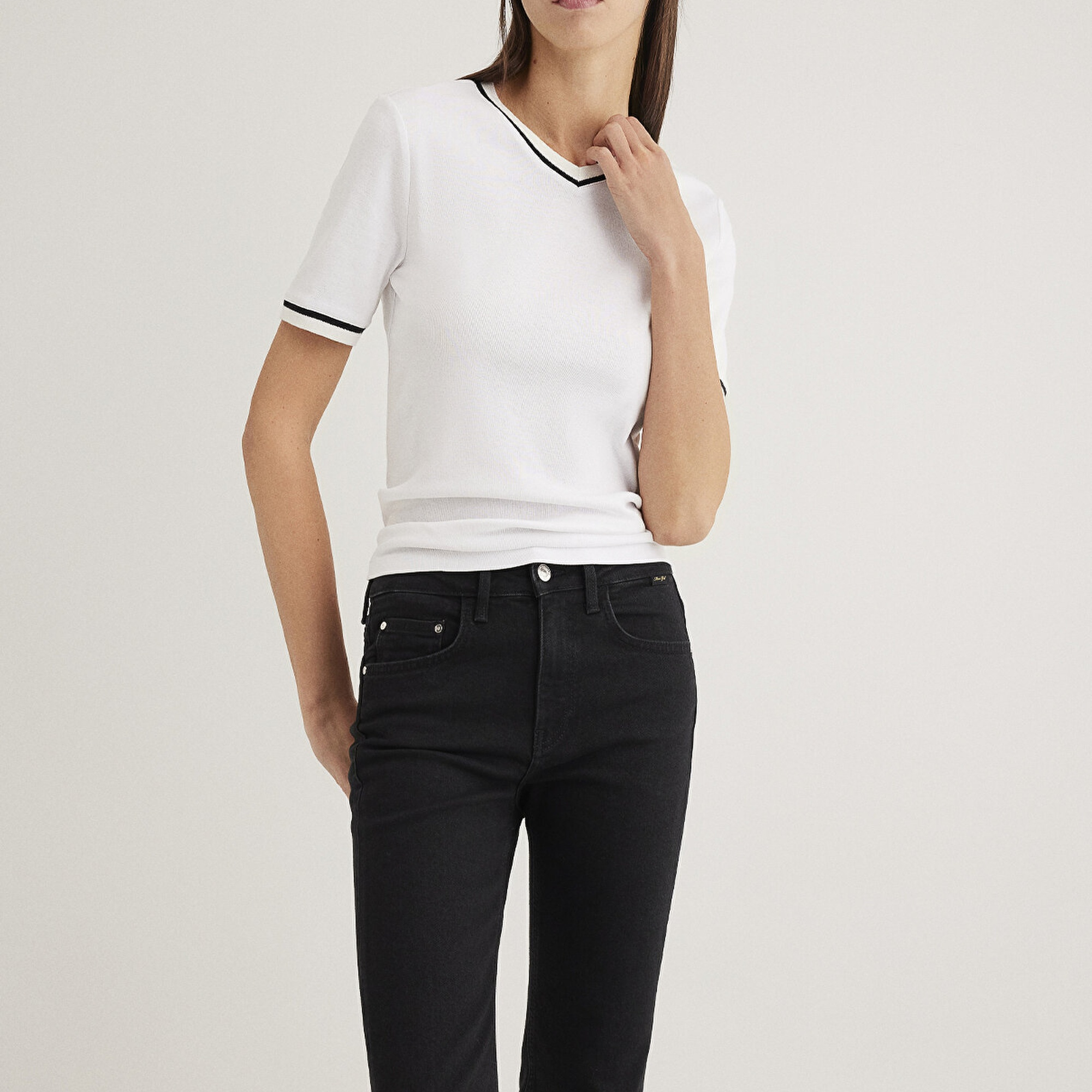 Mavi V Yaka Şerit Detaylı Beyaz Tişört Slim Fit / Dar Kesim 1612906-70057