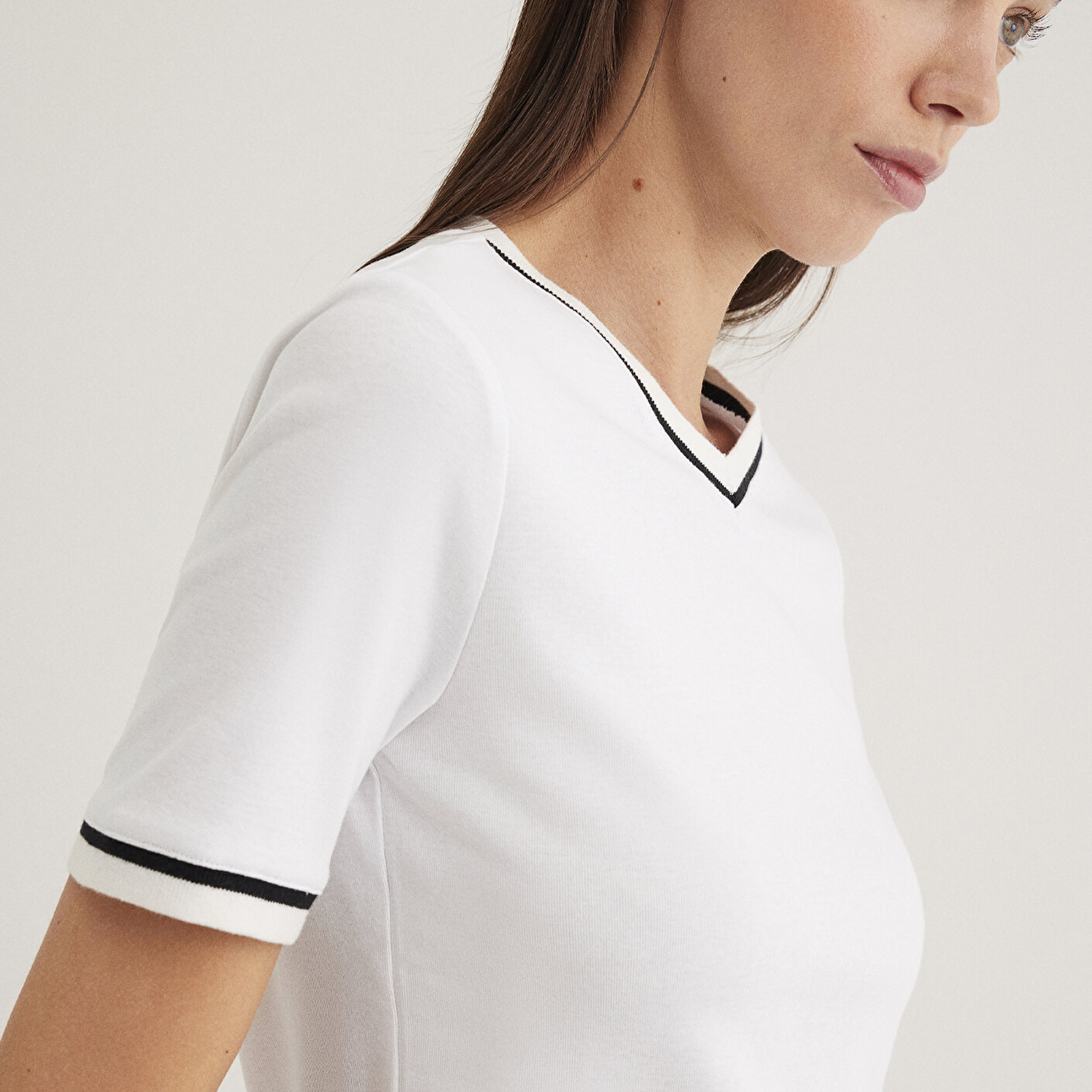 Mavi V Yaka Şerit Detaylı Beyaz Tişört Slim Fit / Dar Kesim 1612906-70057