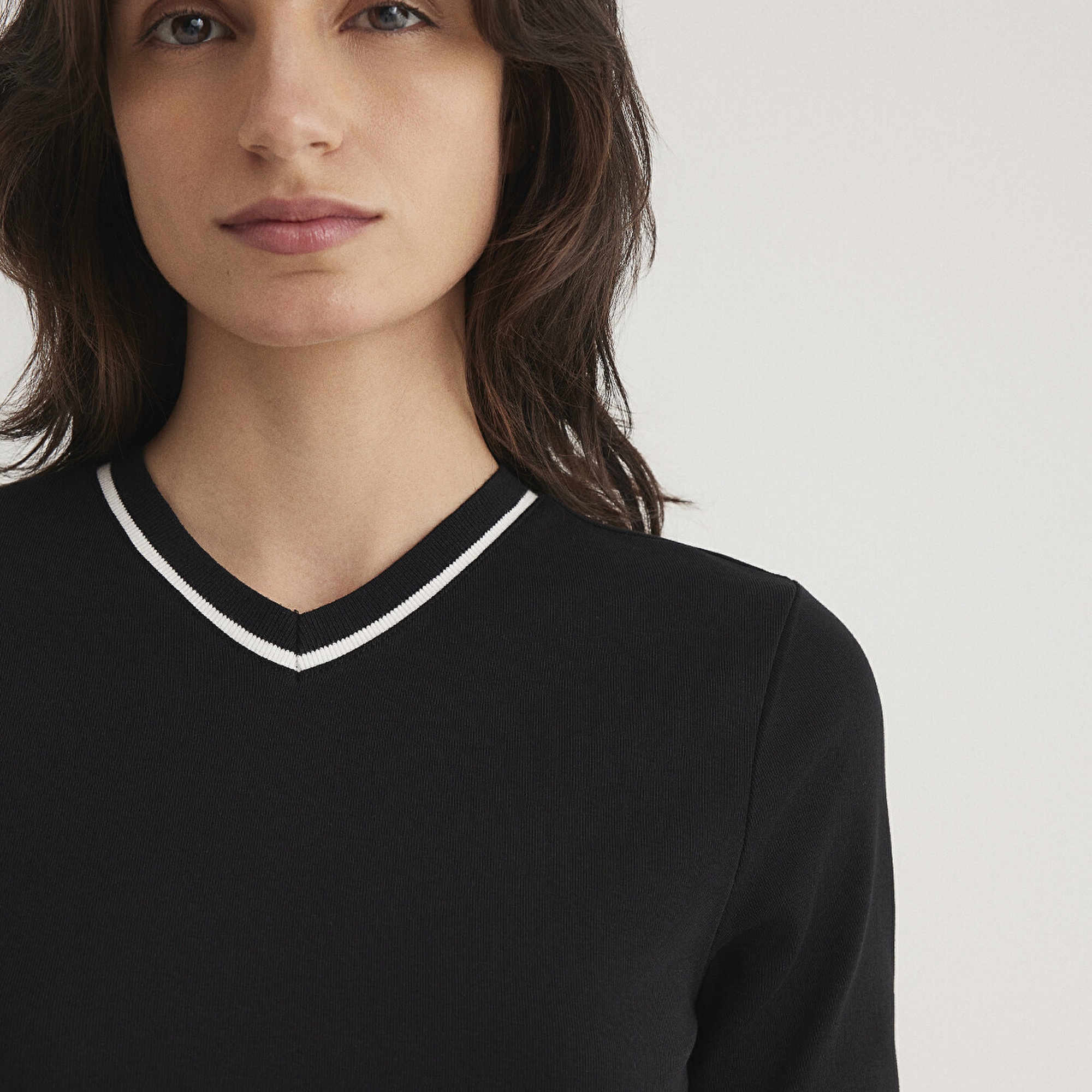 Mavi V Yaka Şerit Detaylı Beyaz Tişört Slim Fit / Dar Kesim 1612906-900