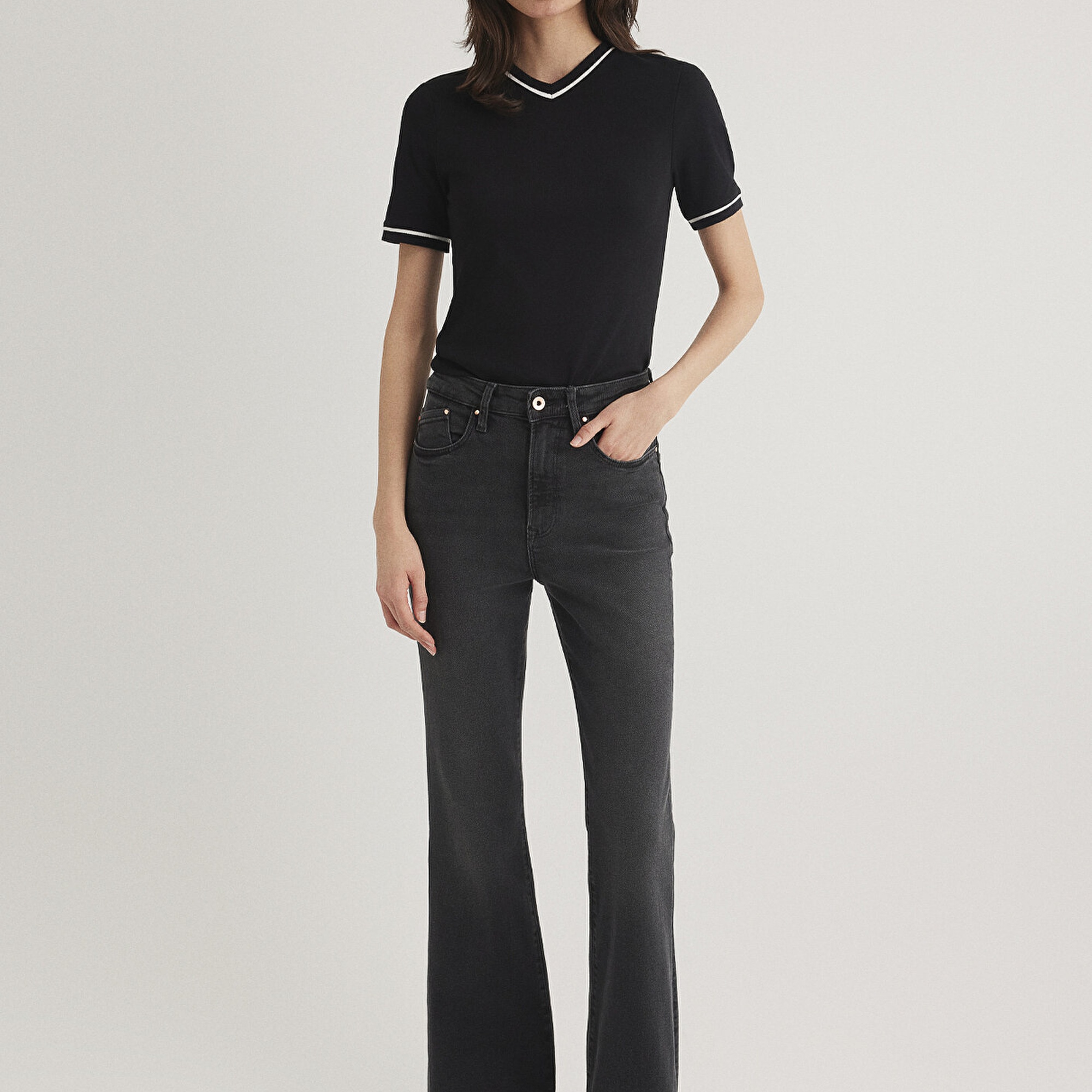 Mavi V Yaka Şerit Detaylı Beyaz Tişört Slim Fit / Dar Kesim 1612906-900