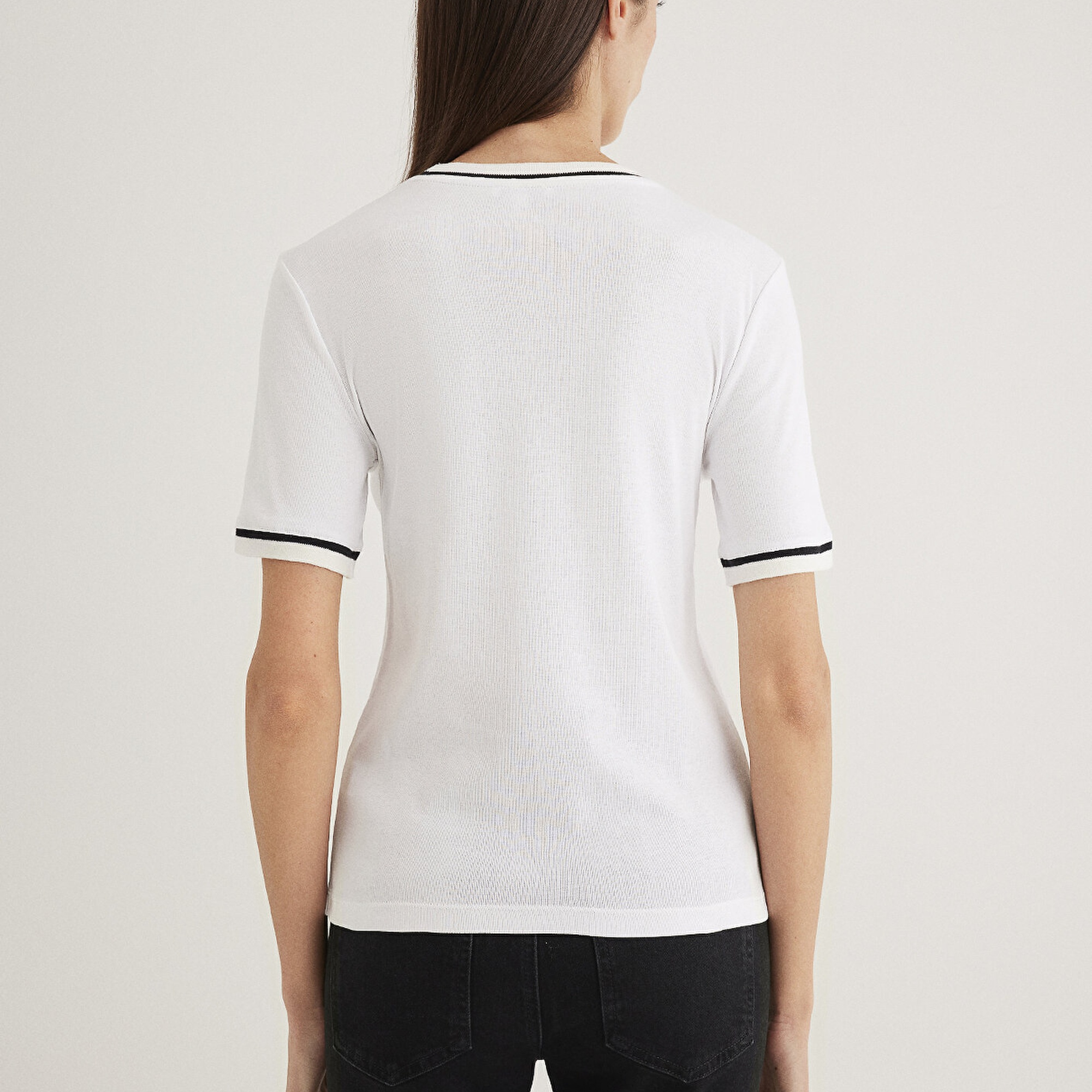 Mavi V Yaka Şerit Detaylı Beyaz Tişört Slim Fit / Dar Kesim 1612906-70057