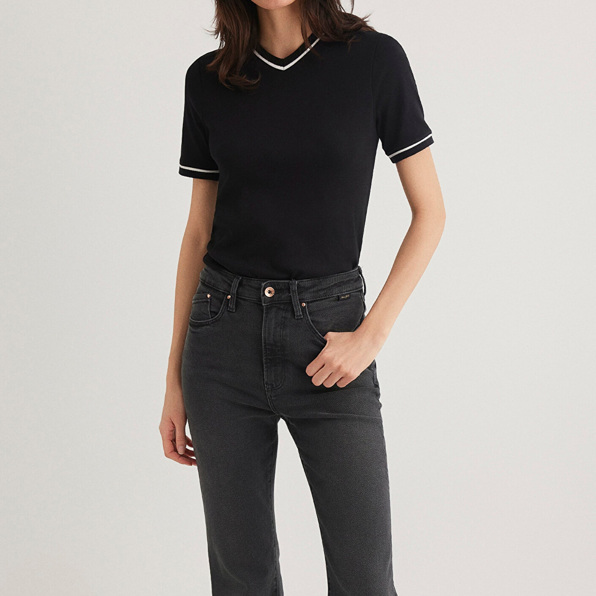 Mavi V Yaka Şerit Detaylı Beyaz Tişört Slim Fit / Dar Kesim 1612906-900