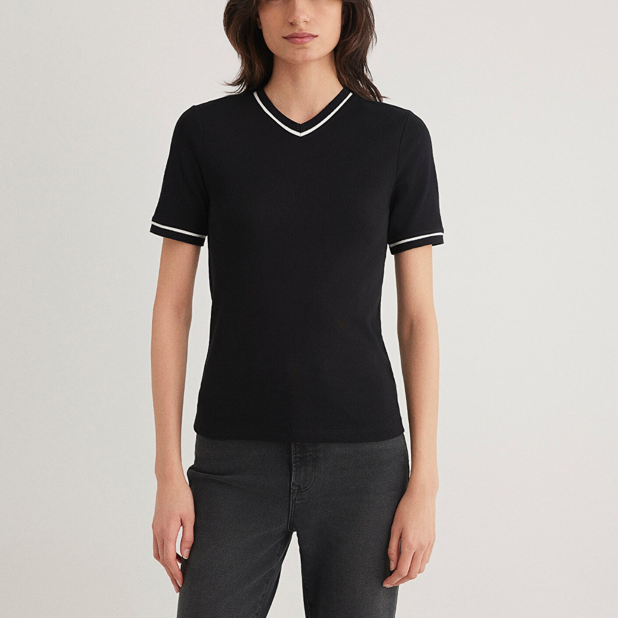 Mavi V Yaka Şerit Detaylı Beyaz Tişört Slim Fit / Dar Kesim 1612906-900