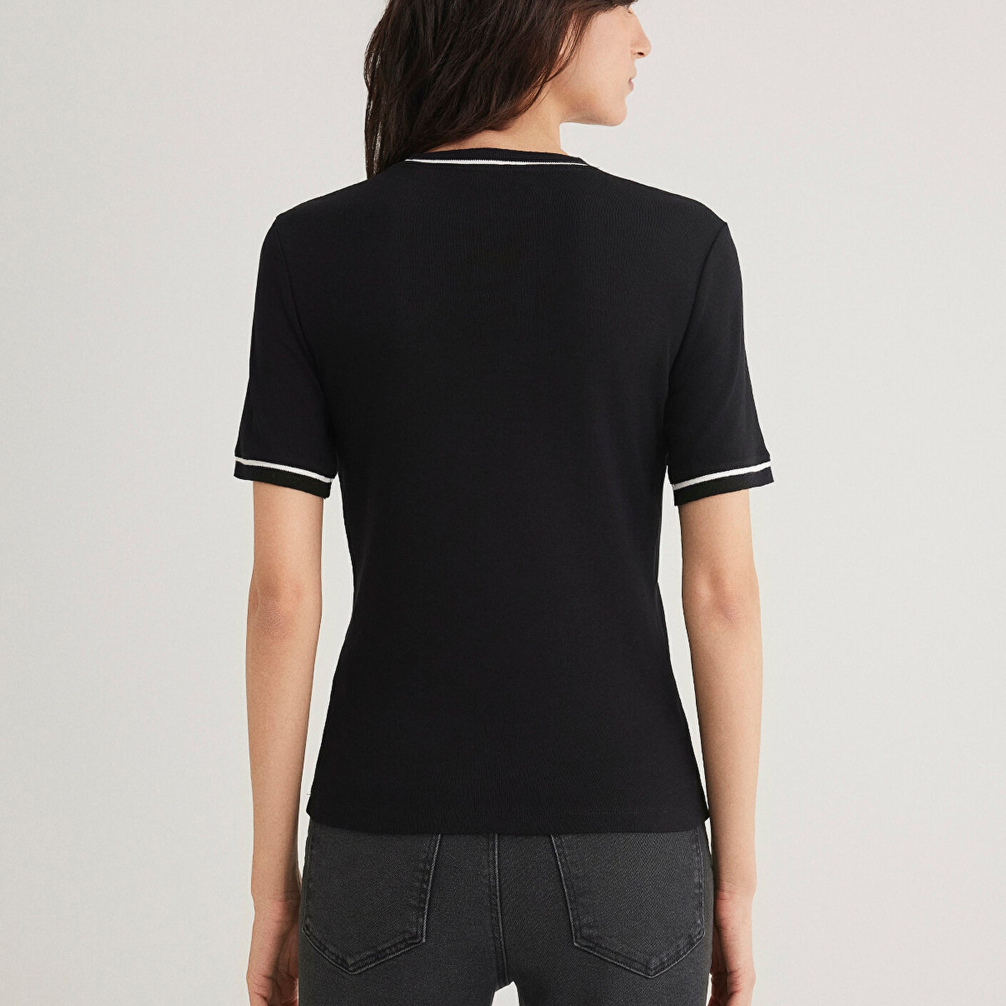 Mavi V Yaka Şerit Detaylı Beyaz Tişört Slim Fit / Dar Kesim 1612906-900