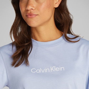  Calvin Klein Hero Logo Regular Kadın Mavi T-Shirt